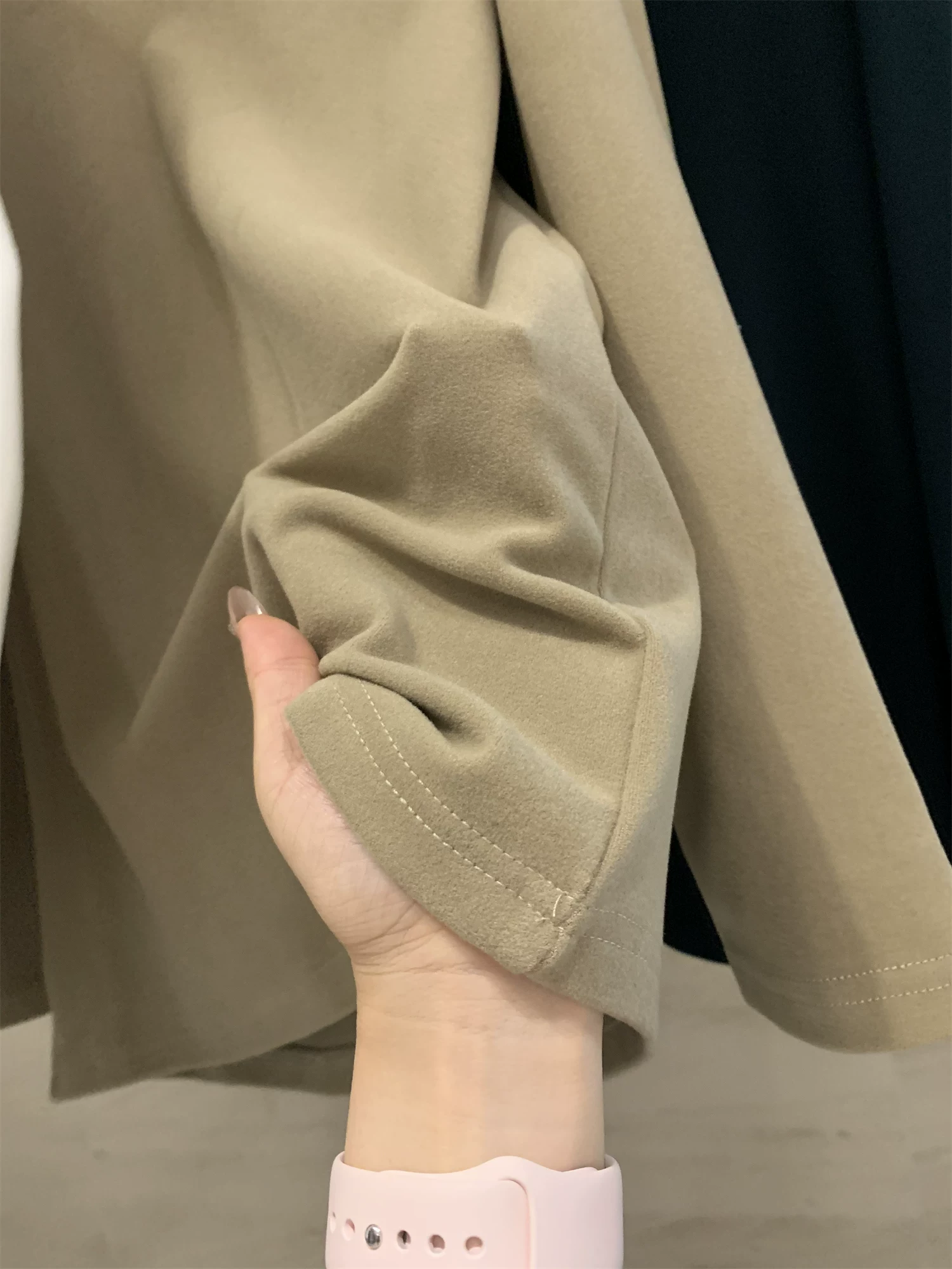 Don Quixote đã sẵn sàng cho mùa thu đông! Vải nhung Đức hai mặt! Áo thun trơn màu mềm mại, thân thiện với da, ấm áp dành cho nam giới trong mùa thu đông.