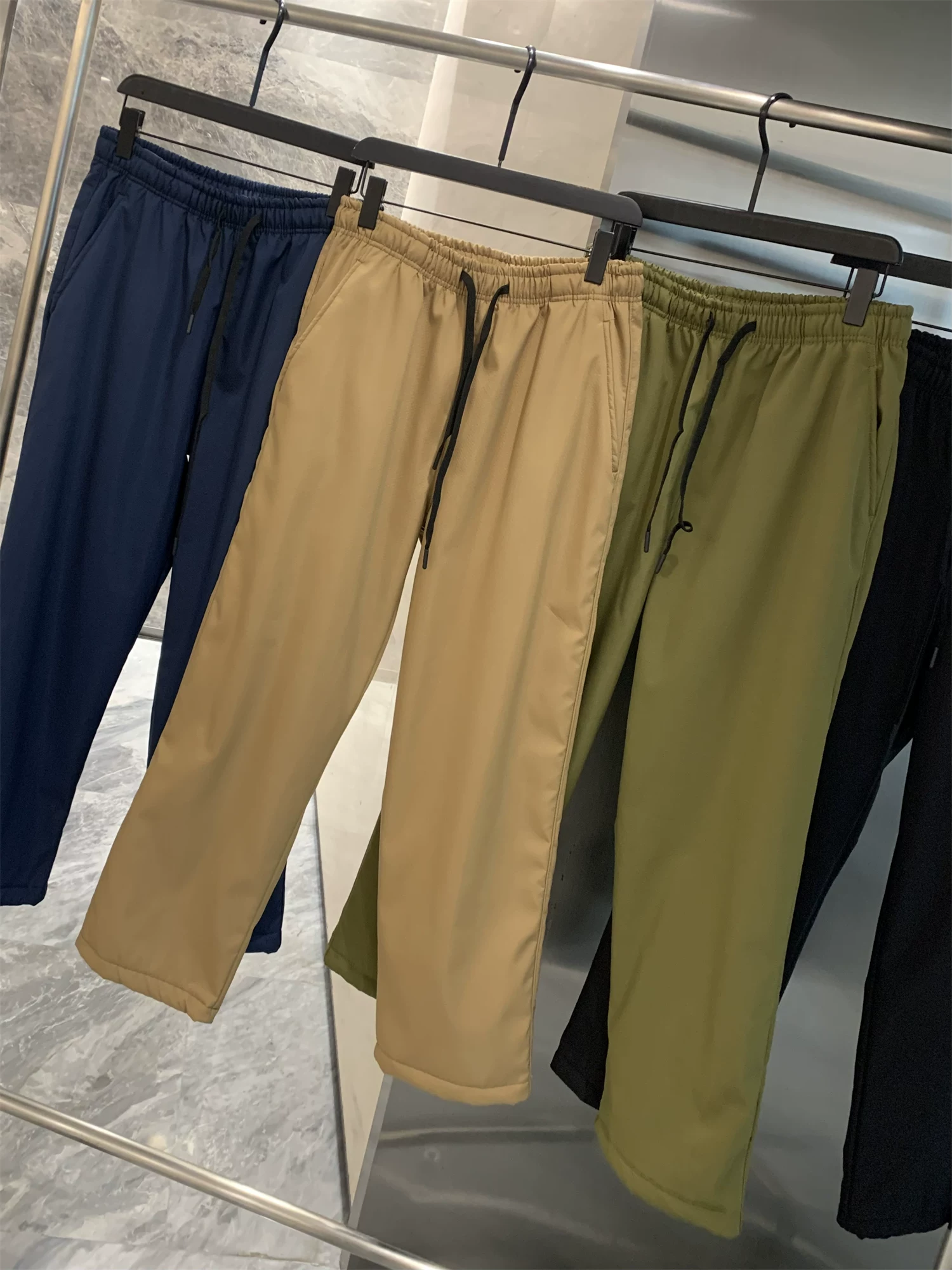 Don Quixote Quần ngoài trời lót lông cừu và dày dặn! Quần ống đứng lưng thun chống gió và chống thấm nước mùa đông dành cho nam.