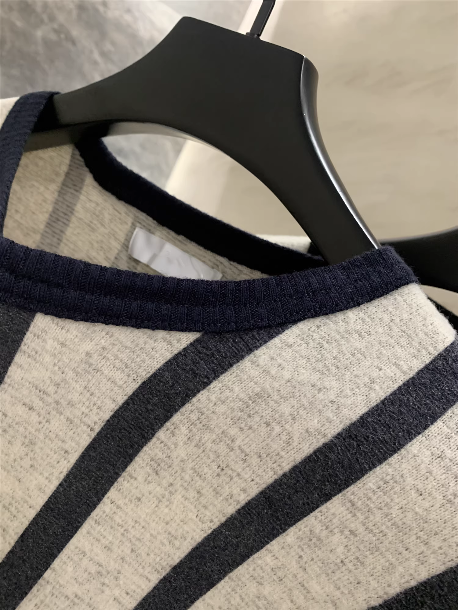 Don Quixote, một thương hiệu độc đáo! Sọc dọc + họa tiết kẻ caro! Áo len dệt kim mềm mại và tinh tế dành cho nam giới vào mùa xuân và mùa thu.