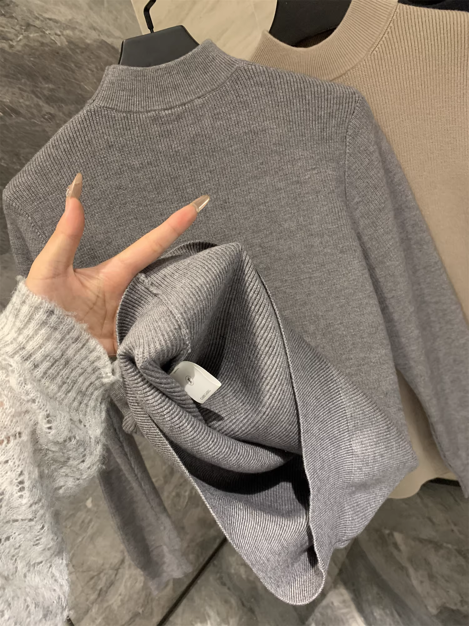 Tủ Don Quixote 598! Ấm áp và tinh tế! Áo len nam màu trơn cổ cao nửa cổ, kiểu dáng thời trang mùa thu đông.