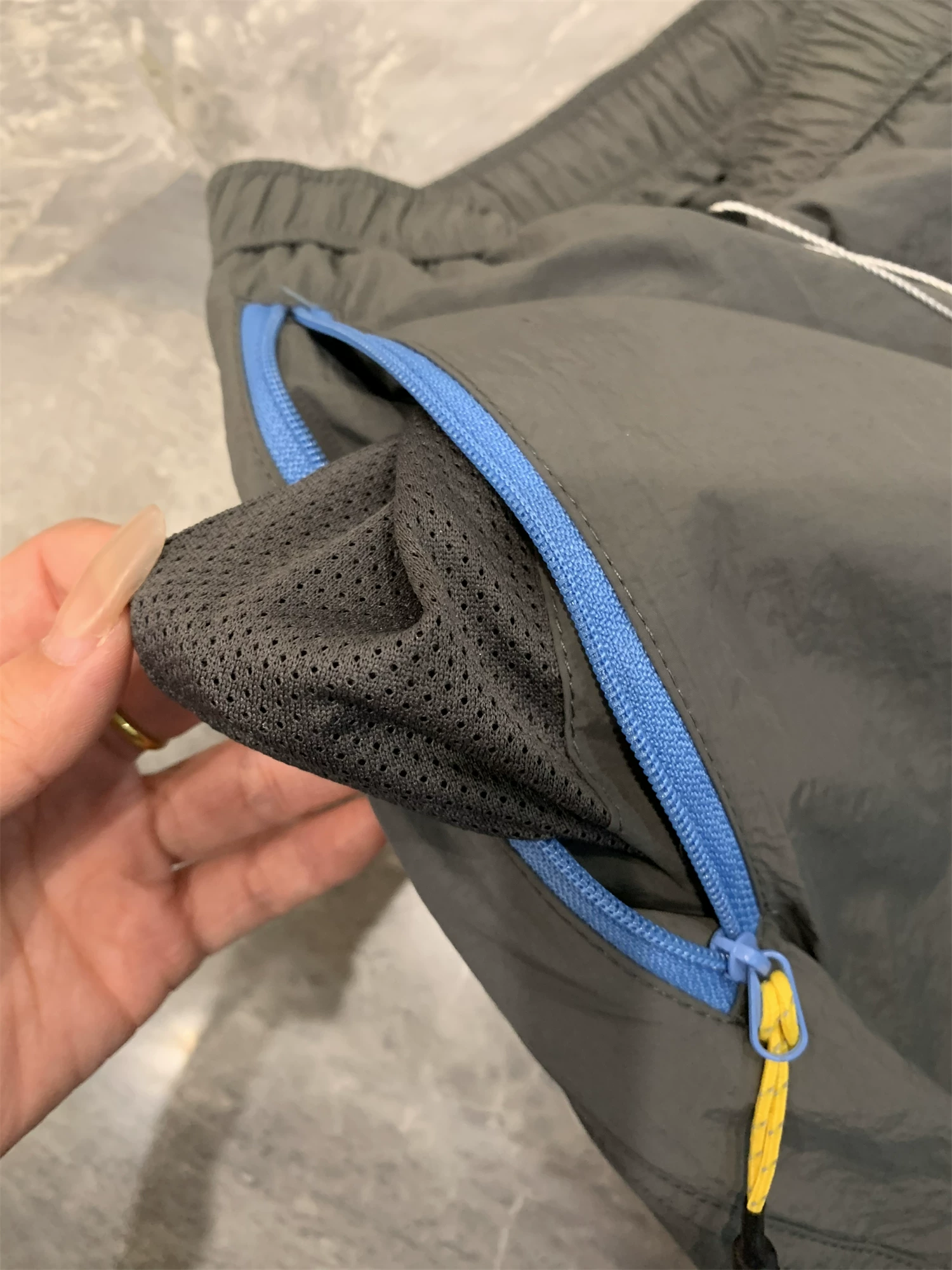 Don Quixote Mountain Series Outdoor! Nhanh khô và thoáng khí! Xu hướng quần short thể thao có khóa kéo màu khối mùa hè dành cho cả nam và nữ.