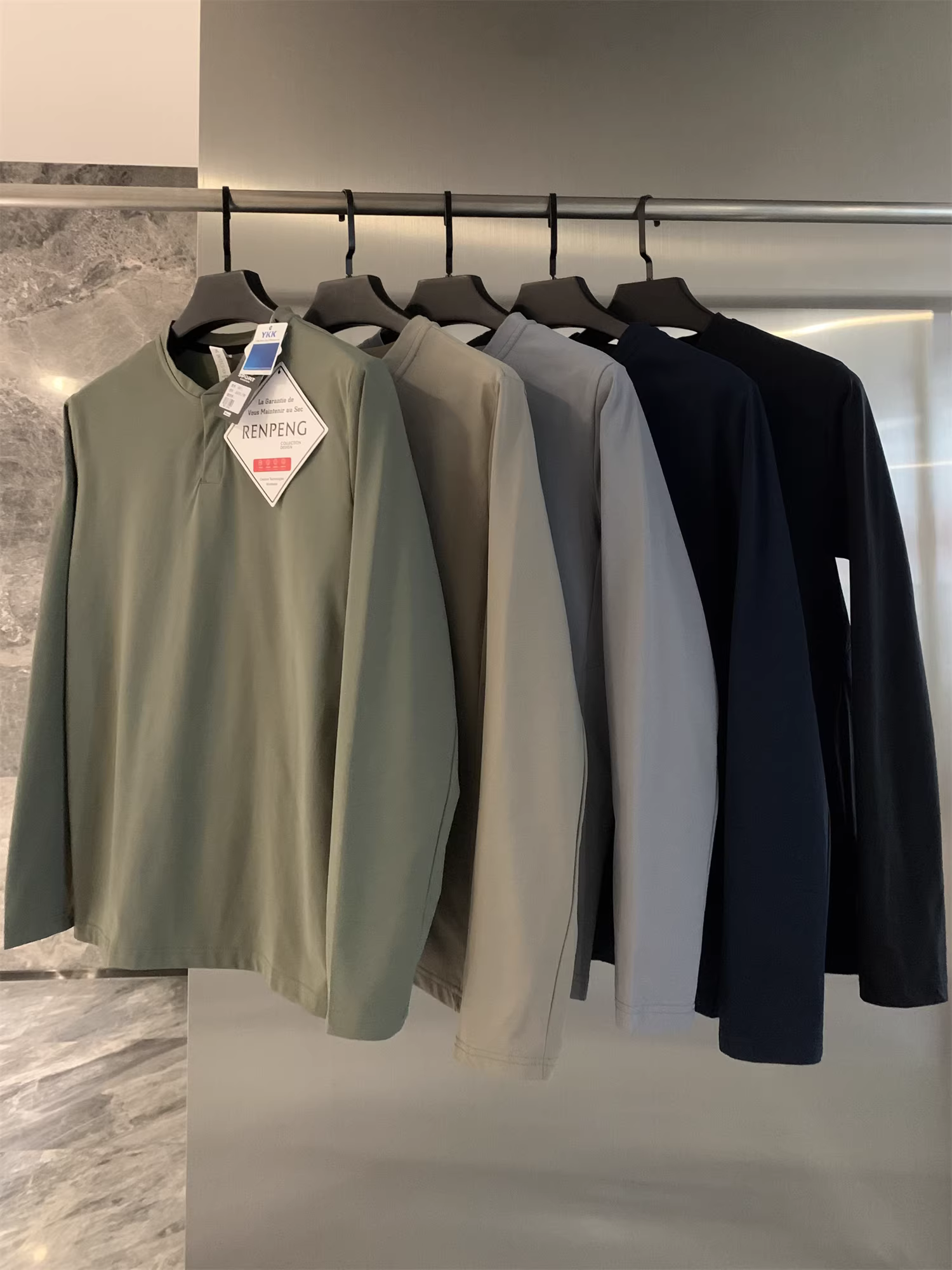 Áo cổ Henry kiểu Âu Mỹ của Don Quixote! Áo nỉ nam màu trơn nhanh khô, thể thao, đa năng, hợp thời trang