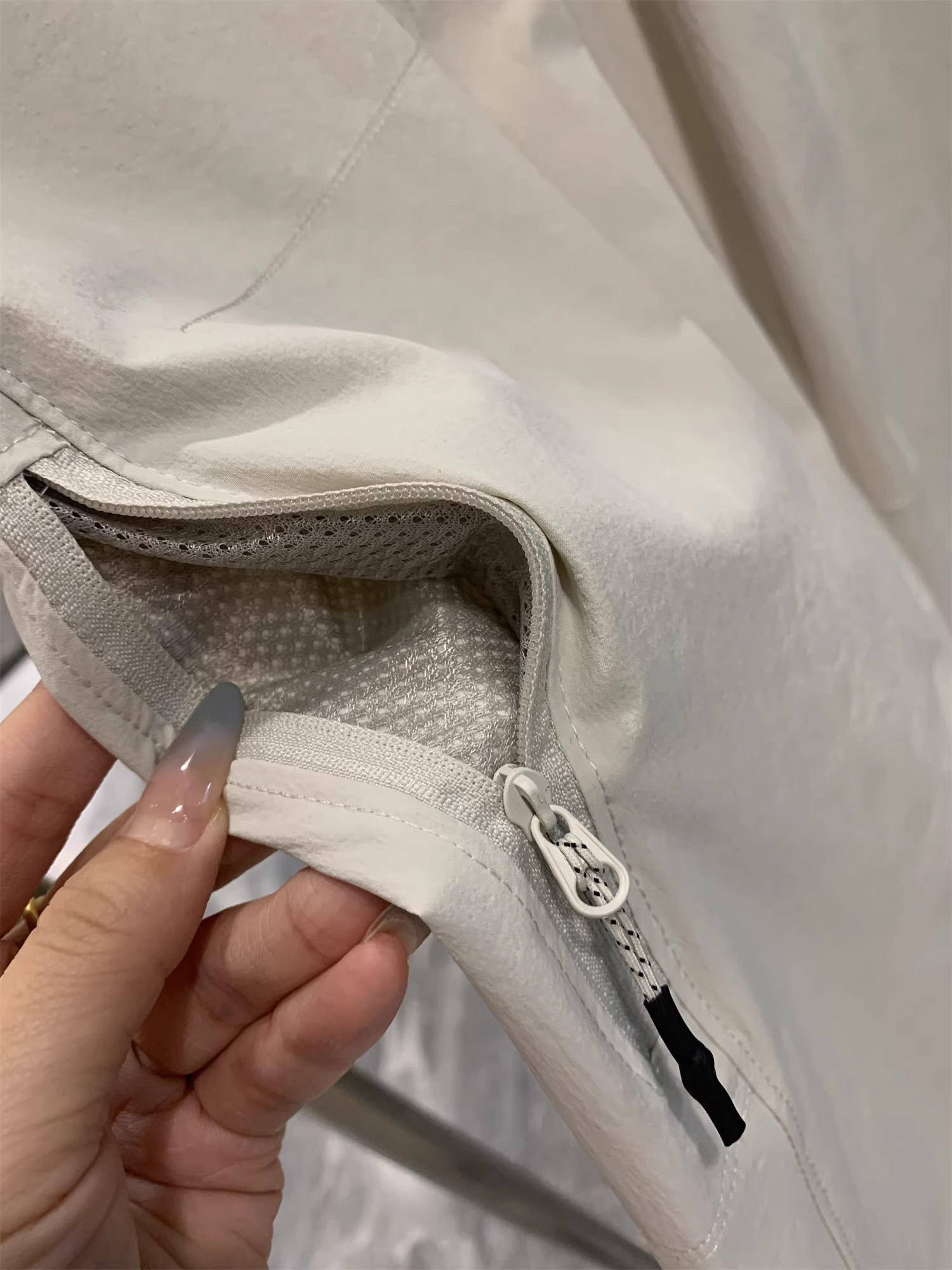 Công nghệ thấm hút mồ hôi và khô nhanh Don Quixote Rapid Dry! Quần âu nam dáng thẳng, nhẹ, may 3D, thích hợp cho hoạt động ngoài trời.