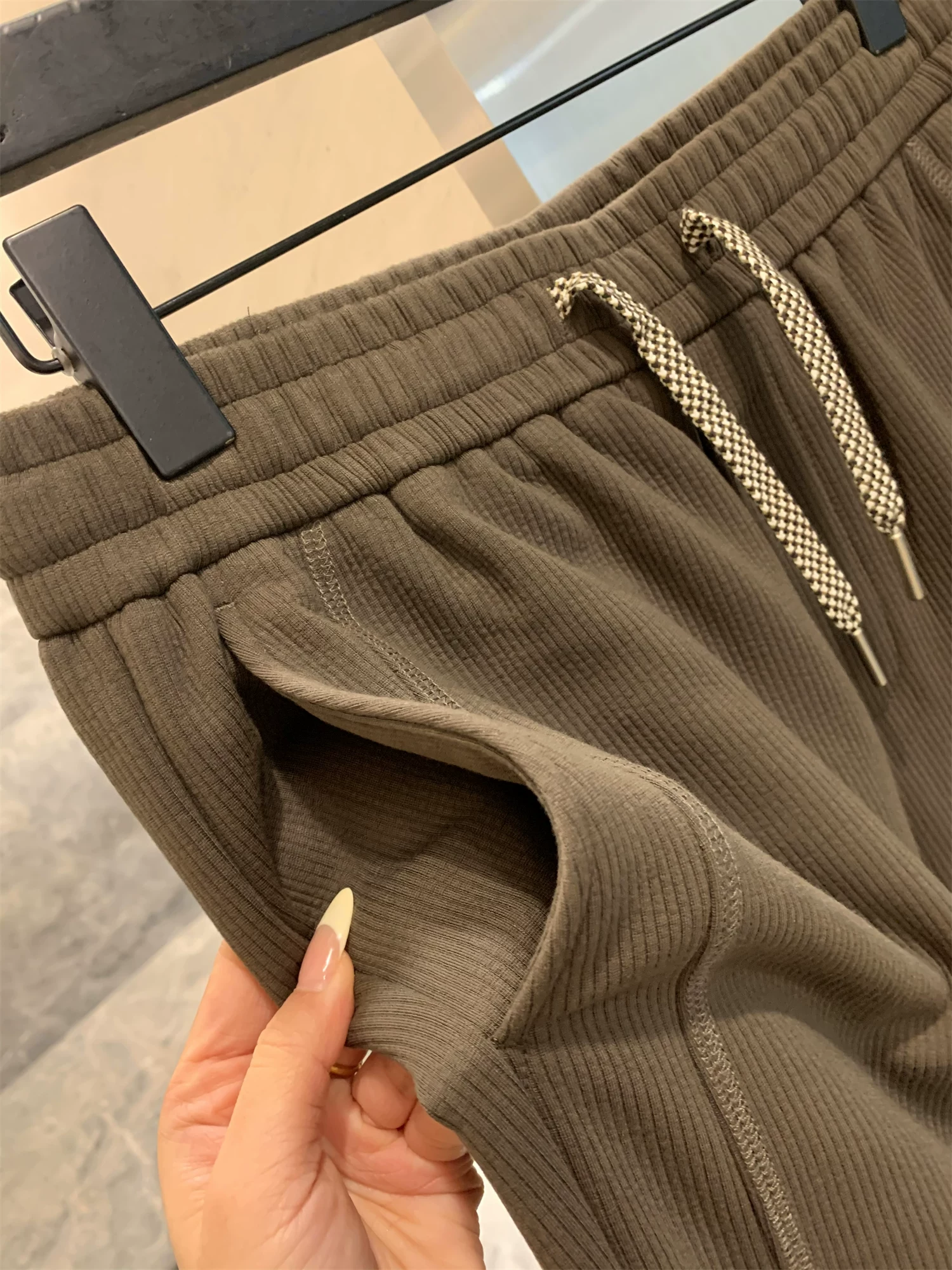 Ưu điểm của dòng sản phẩm Don Quixote H! Quần dài và quần thể thao nam chất liệu dày dặn, ấm áp, thiết kế 3D, cạp chun co giãn, kiểu dáng xuông, thích hợp cho mùa thu đông.