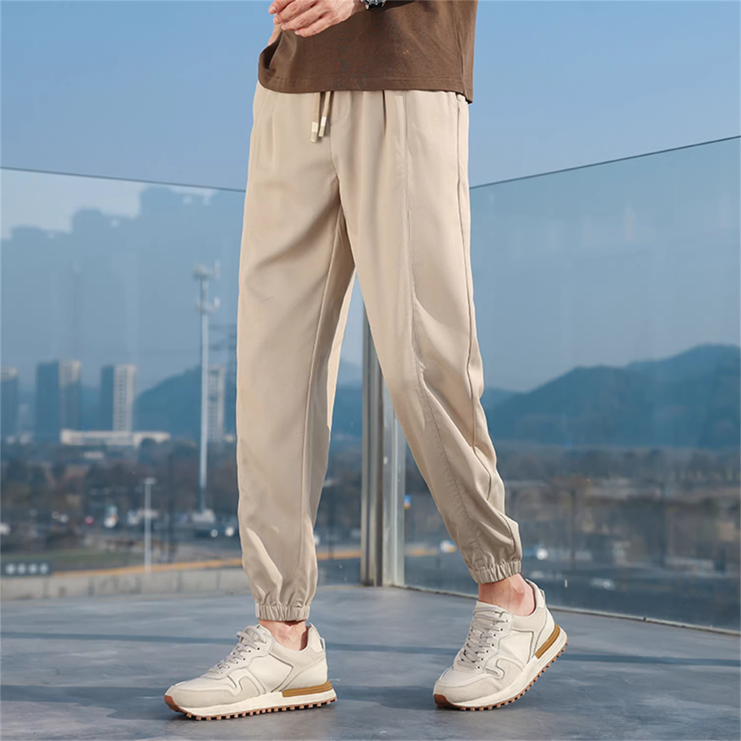 Don Quixote, quần thể thao nam ống rộng, chất liệu thoáng mát như mây, cạp chun co giãn, bo gấu, kiểu dáng năng động.