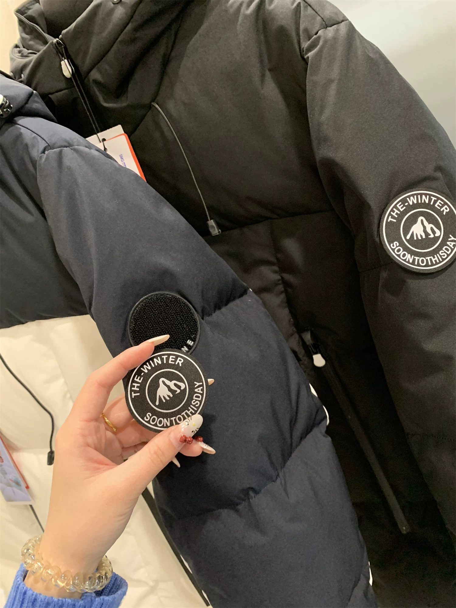 Don Quixote Flying Series! Áo khoác phao có mũ ấm áp, dày dặn, phối màu thời trang, chất liệu 90% lông vũ, dành cho cả nam và nữ, mùa đông.