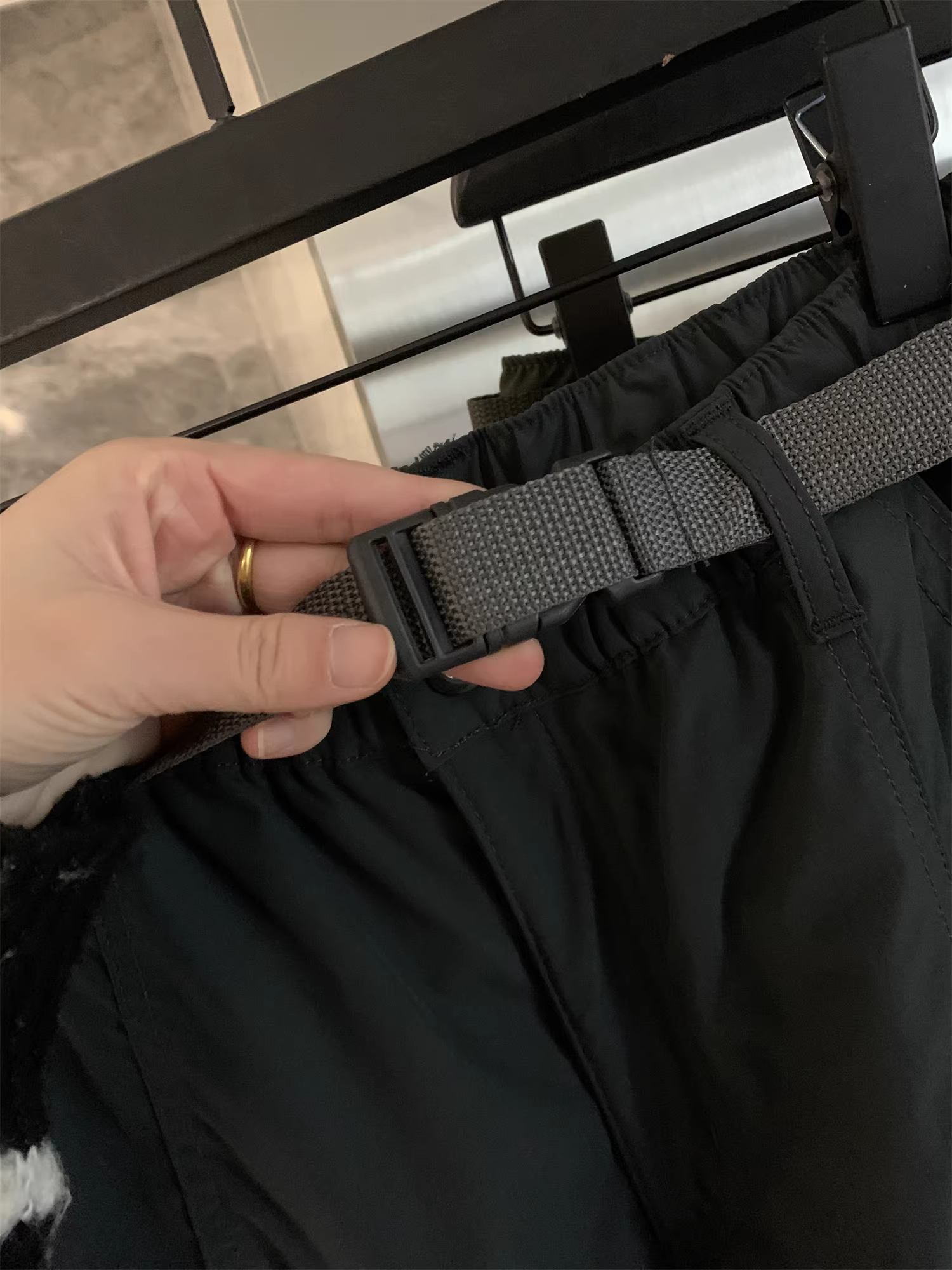 Don Quixote rất mạnh mẽ và đẹp trai! Có lớp lót lông cừu và dày dặn! Quần tây công sở nhiều túi, dáng thẳng, chất liệu kaki, thích hợp cho mùa thu đông dành cho nam.