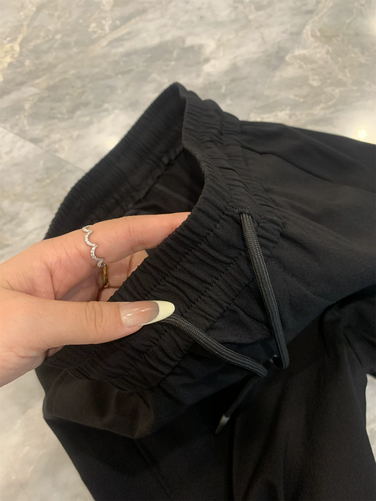 Don Quixote Hàng Tốt! Quần thể thao nam chất liệu thun co giãn, cạp chun, ống bo, màu trơn, phong cách thường ngày, thích hợp cho mùa xuân và mùa thu