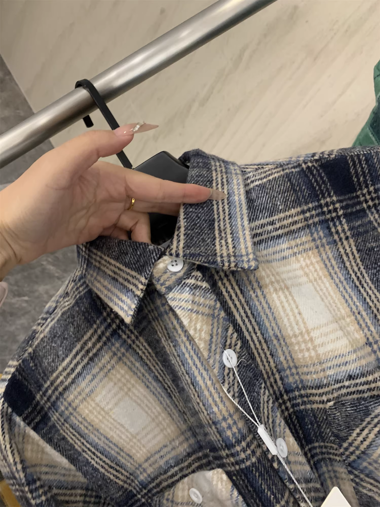 Những người đam mê kẻ sọc Don Quixote, hãy tham gia! Áo sơ mi dài tay kẻ sọc mềm mại, dày dặn, đa năng, thân thiện với làn da mùa thu đông dành cho nam giới.