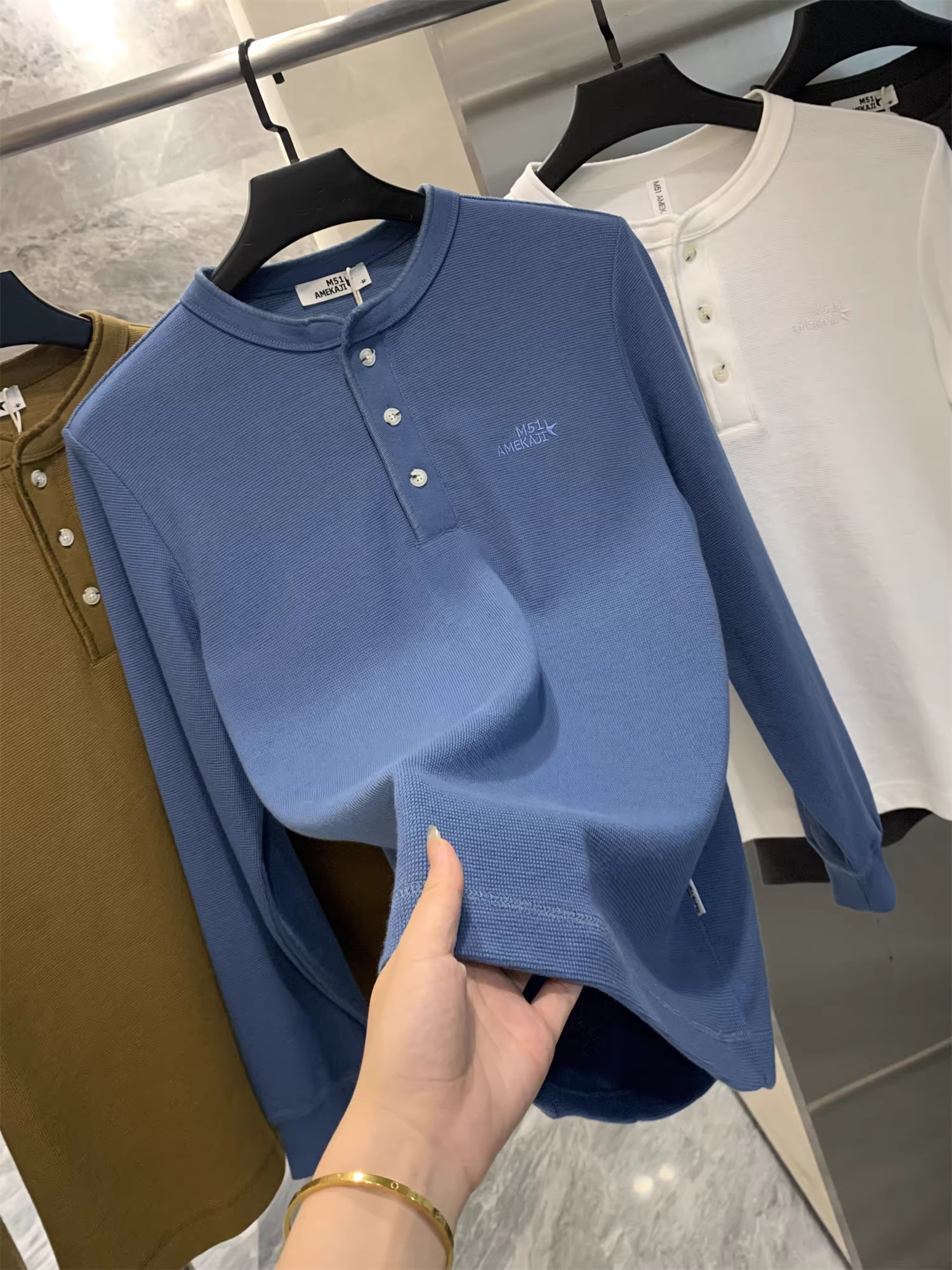 Don Quixote, phong cách chàng tough guy cổ điển nguyên bản! Áo thun ngắn tay màu trơn, cổ Henry, nửa khuy, dáng rộng và đa năng dành cho nam.