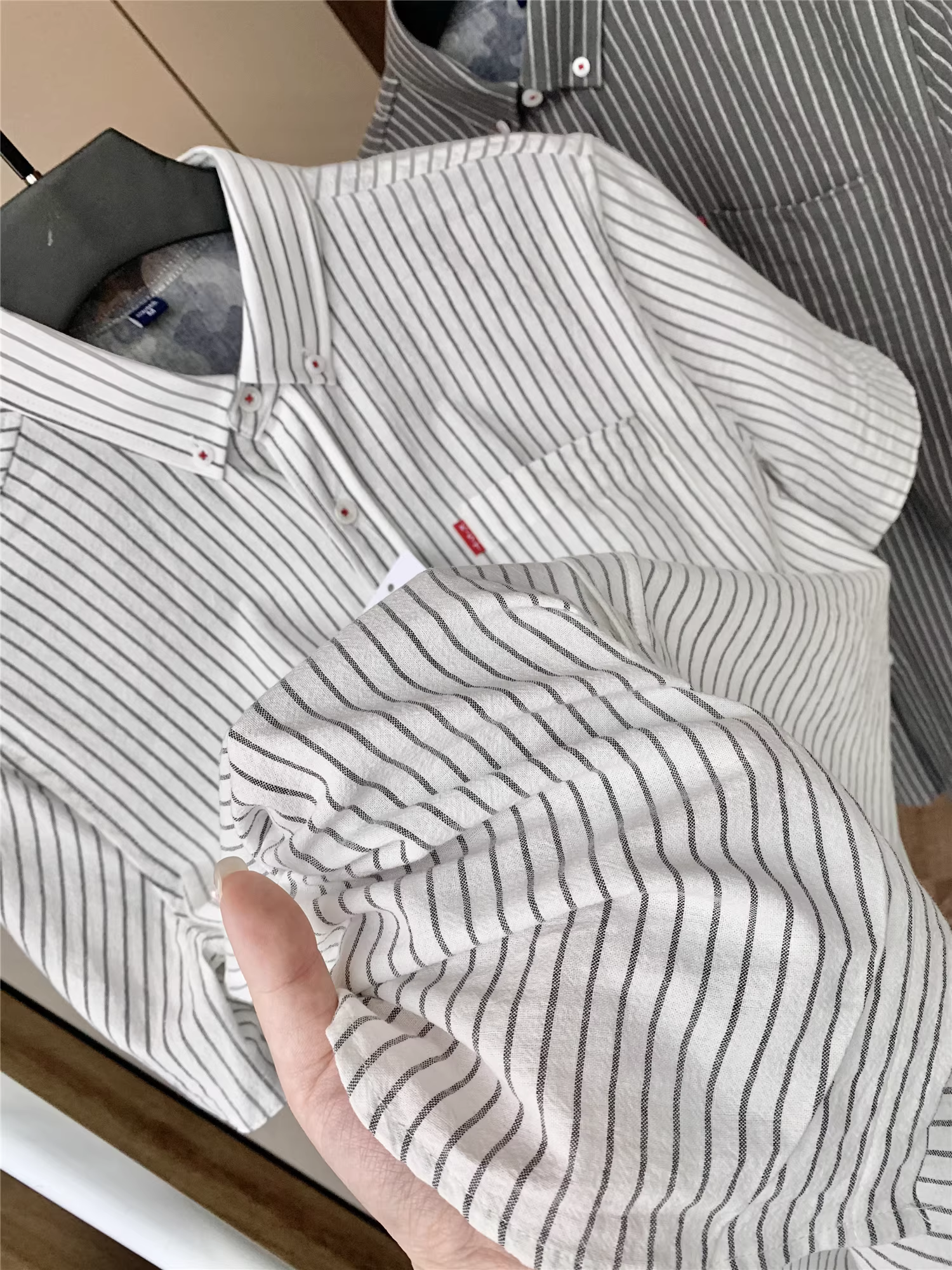 Chất liệu vải cotton mềm mại kiểu Don Quixote! Sọc dọc nhuộm sợi thanh lịch! Áo sơ mi ngắn tay mùa hè dành cho nam