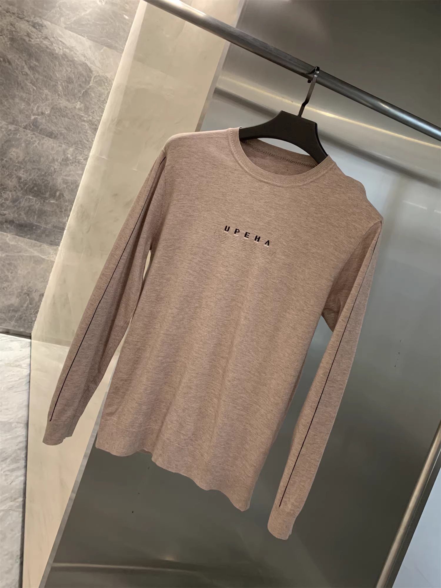 Don Quixote là một món đồ cực kỳ hấp dẫn! Áo len dệt kim thông thường dành cho nam mùa thu tinh tế, mềm mại, thoáng khí và thoải mái.