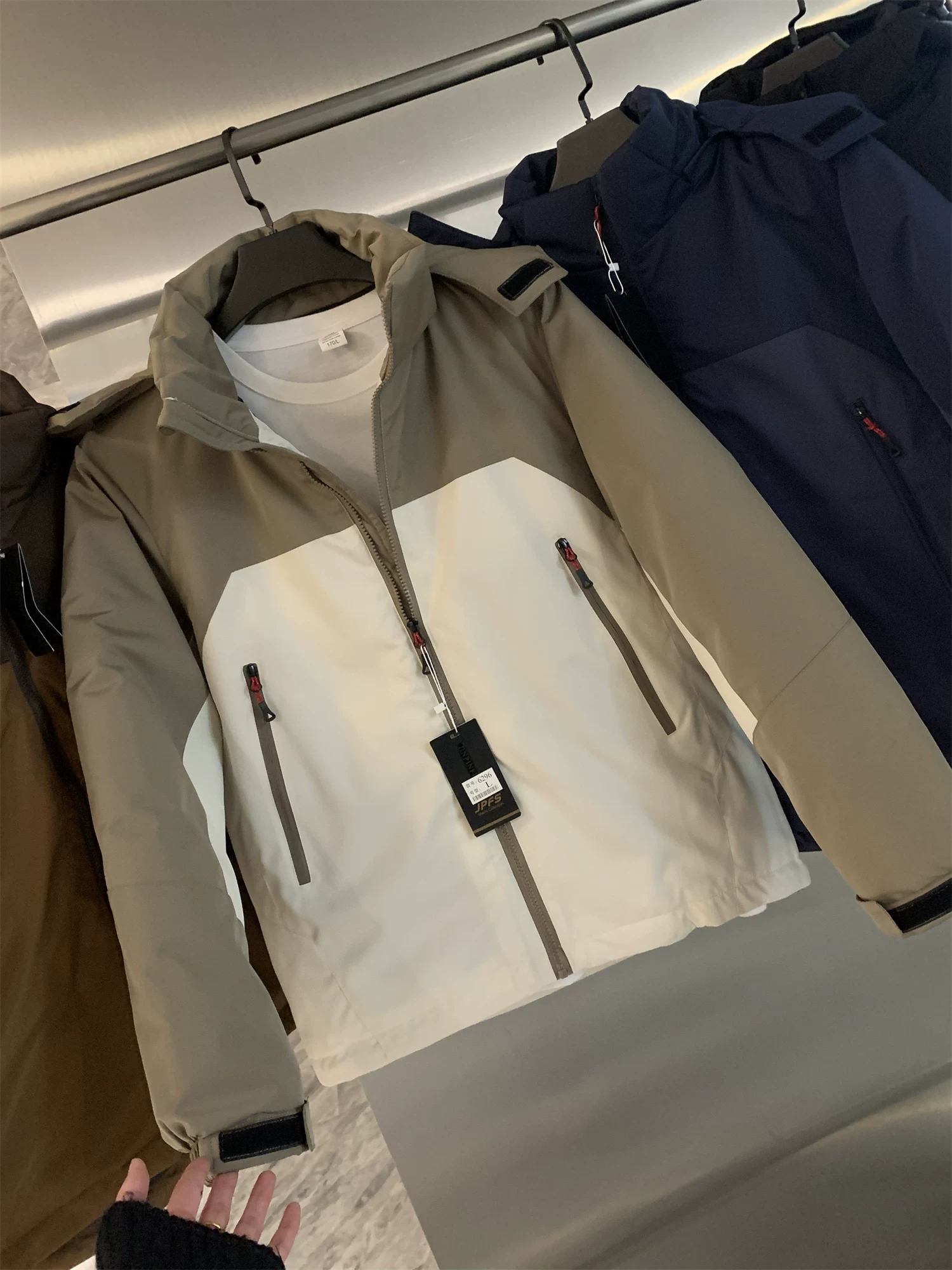 Don Quixote Brick Industry Outdoor Grade! Kết hợp màu sắc ba chiều! Áo khoác cotton thể thao thông thường dày dặn và ấm áp dành cho nam giới.