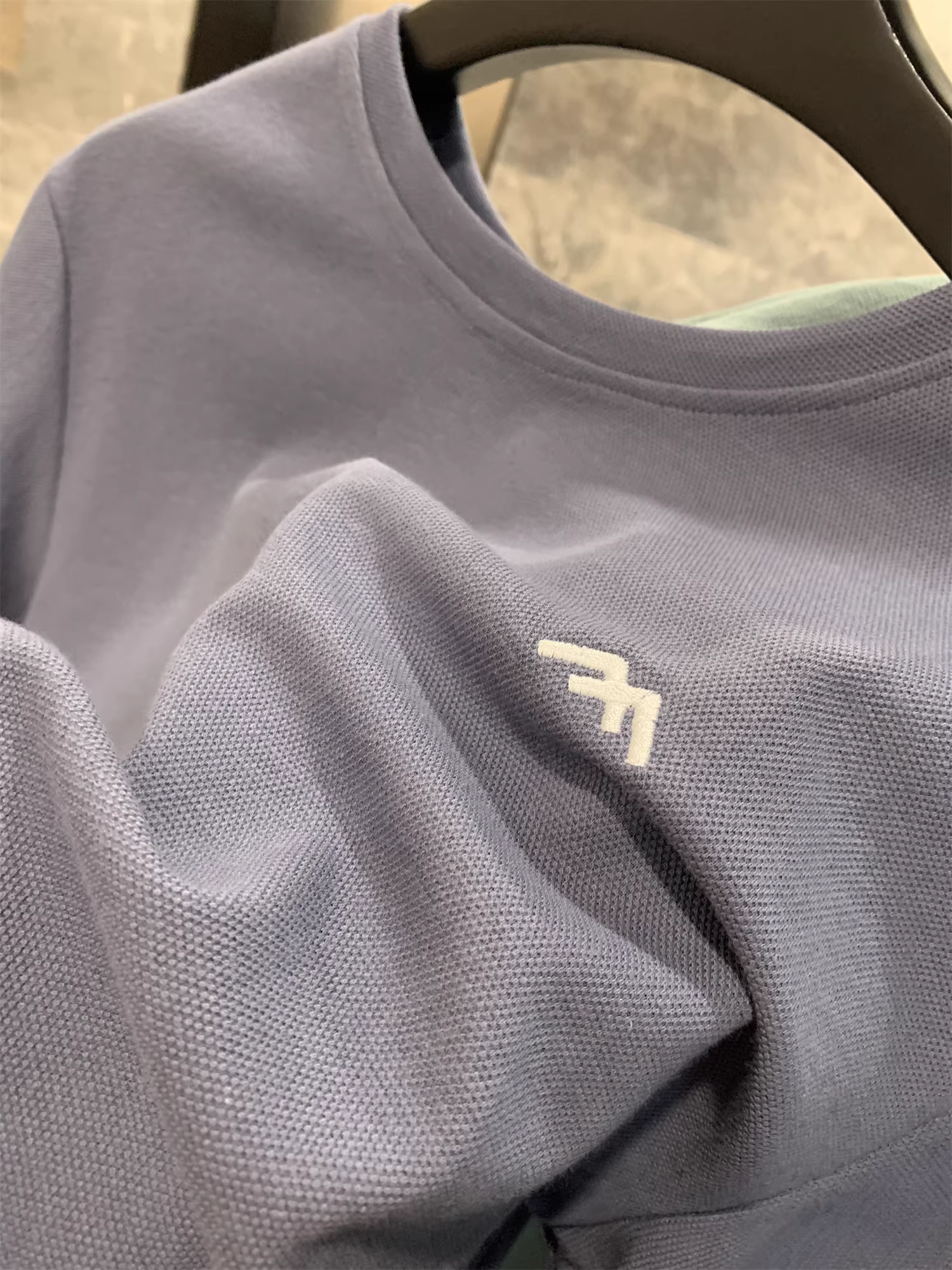 Don Quixote, một nhà sản xuất đồ thể thao hàng đầu Bắc Mỹ! Mát mẻ và thoáng khí với thiết kế chống thấm nước nhanh khô! Áo thun thể thao nam ngắn tay, kiểu dáng năng động.