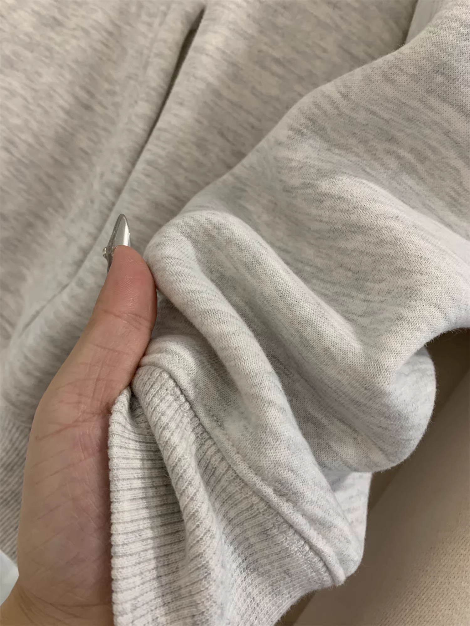 Don Quixote luôn ấm áp! Phong cách retro Mỹ, chất liệu dày dặn! Áo khoác nỉ có mũ, màu trơn, kiểu dáng đơn giản, giữ ấm.