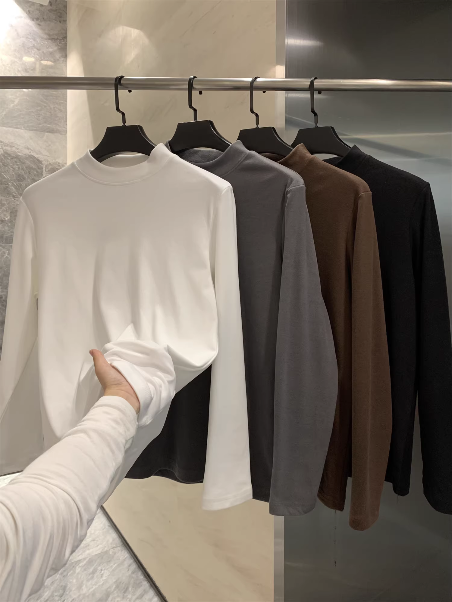 Don Quixote là một lớp áo lót tuyệt vời! Mềm mại và ấm áp! Áo nam màu trơn cổ nửa cao có thể mặc như áo khoác ngoài vào mùa thu đông.