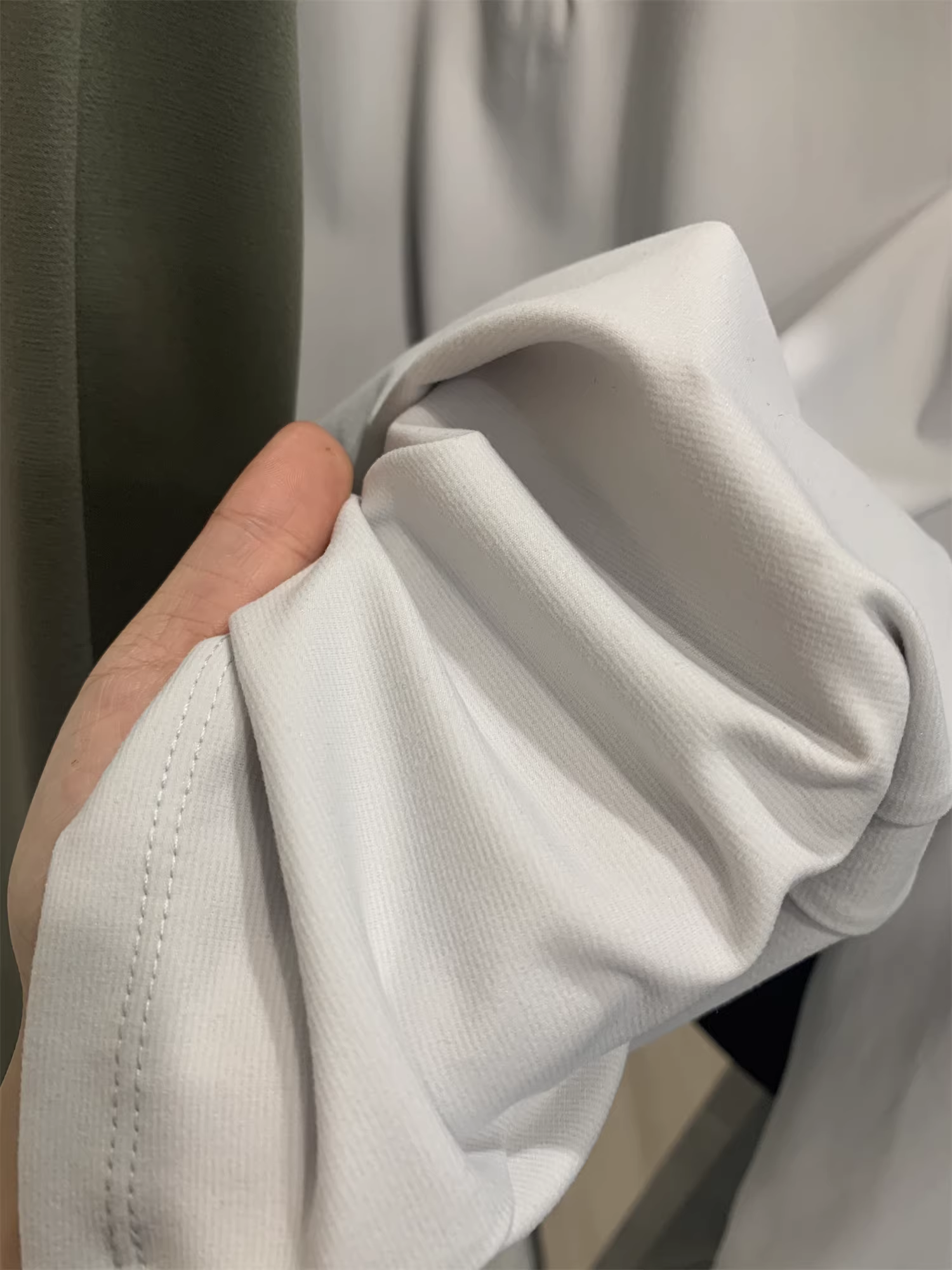 Áo thun thể thao Don Quixote kiểu Mỹ! Độ co giãn cao, nhanh khô, ấm áp, màu trơn, cổ đứng nửa khóa kéo, tay dài, lớp lót thể thao.