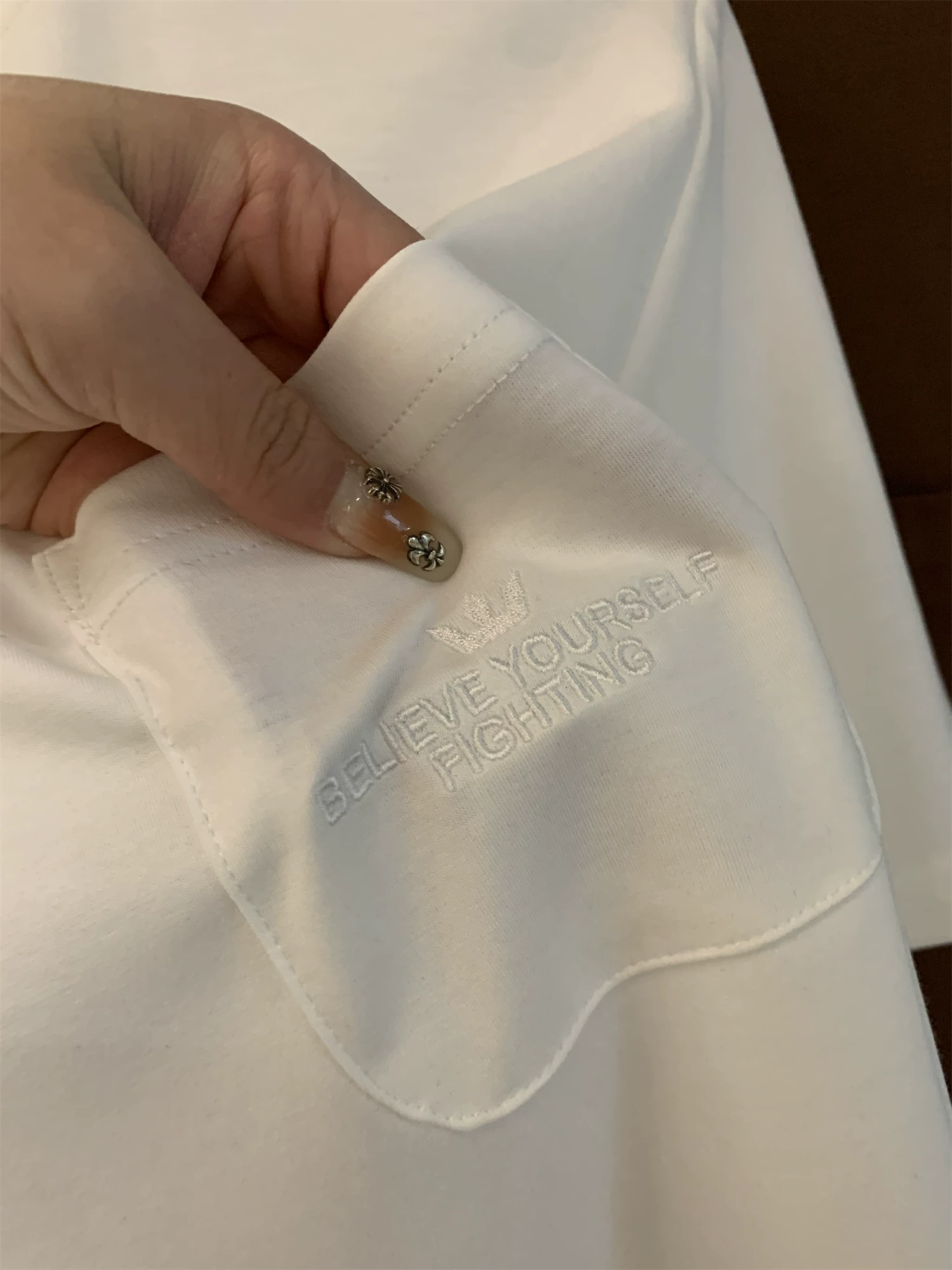 Dòng sản phẩm Don Quixote Light Luxury! Xu hướng áo thun ngắn tay cổ tròn có túi đa năng dành cho nam mùa hè mềm mại và xếp nếp