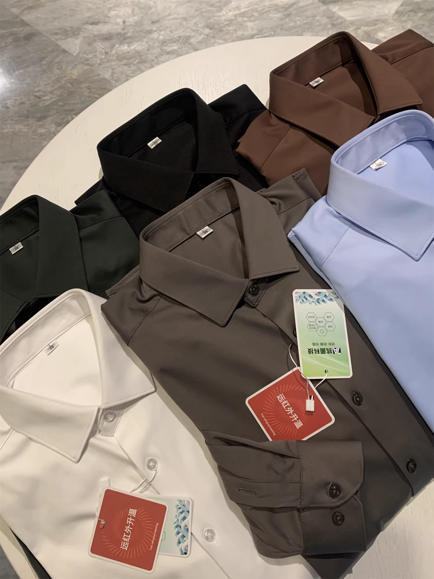 Don Quixote có khí chất thanh lịch! Áo sơ mi nam dài tay, chất liệu lót lông cừu dày dặn! Áo mùa thu đông ấm áp, kiểu dáng đơn giản, màu trơn, cổ trụ.