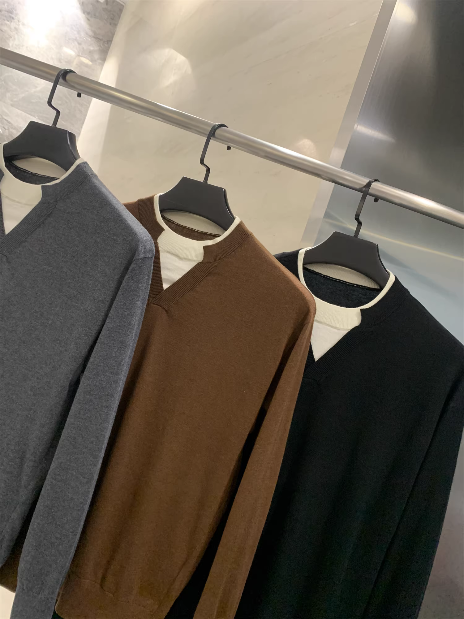 Don Quixote kết hợp sợi acetate dệt thủ công + lyocell + len cừu! Áo len dệt kim cổ chữ V giả hai mảnh.