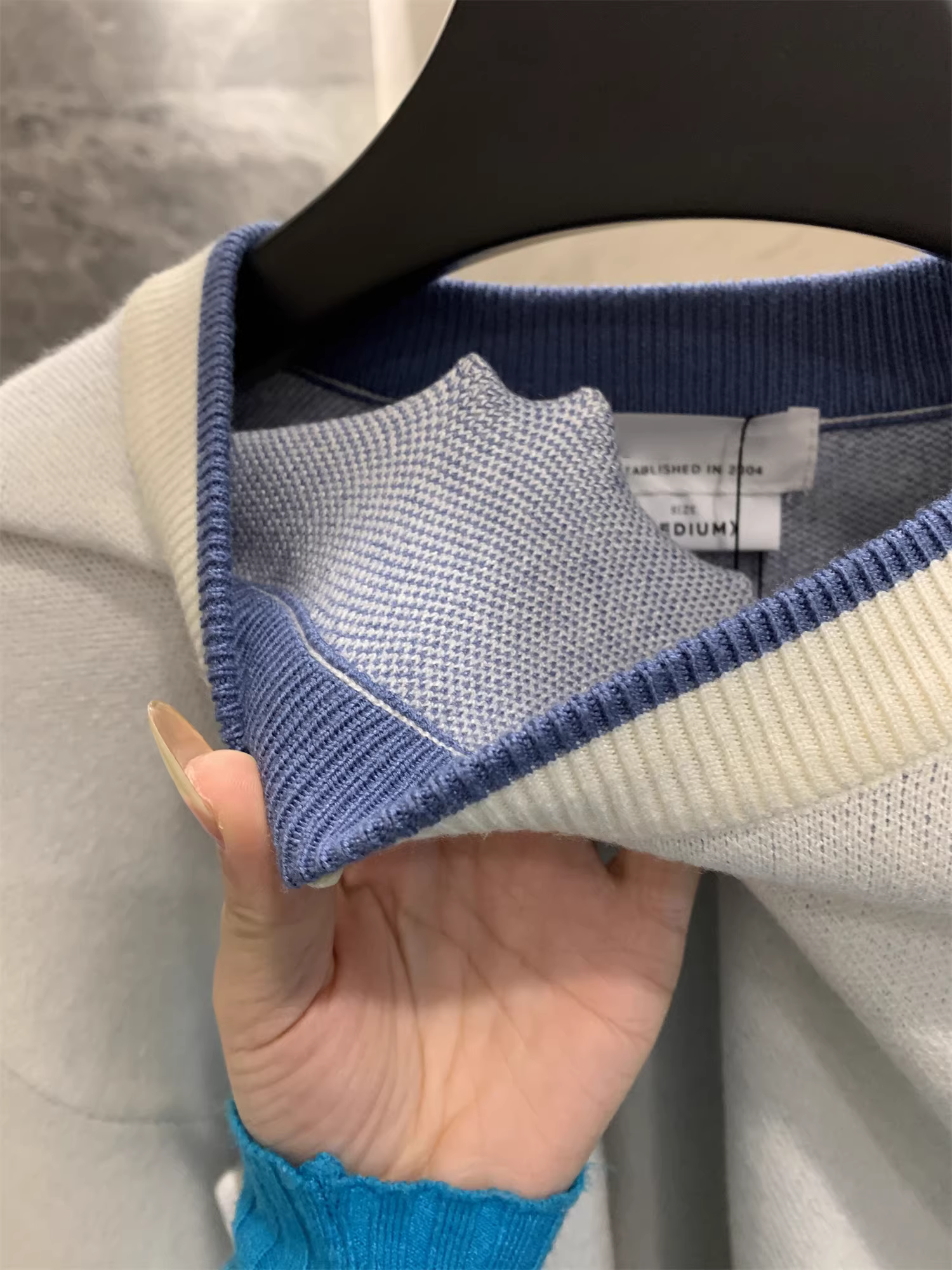 Ưu đãi hàng ngày của Don Quixote! Áo len dệt kim cổ tròn viền màu, áo len đơn giản màu trơn dành cho nam.