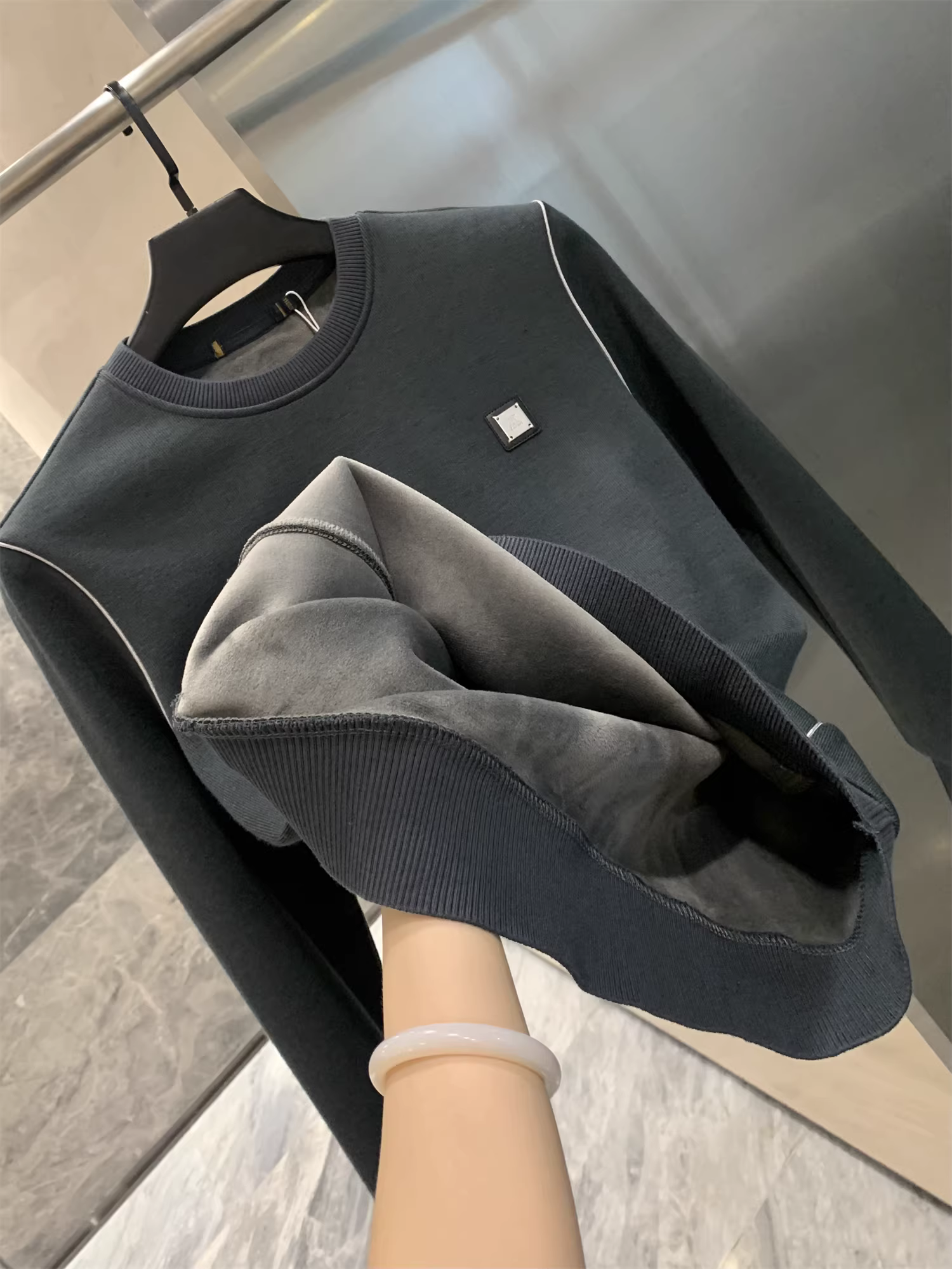 Áo len nam Don Quixote H thương hiệu cổ điển! Áo có lớp lót lông cừu ấm áp tích hợp! Áo len dài tay ấm áp, chất liệu lông cừu, kiểu dáng thường ngày dành cho nam giới mùa thu đông.