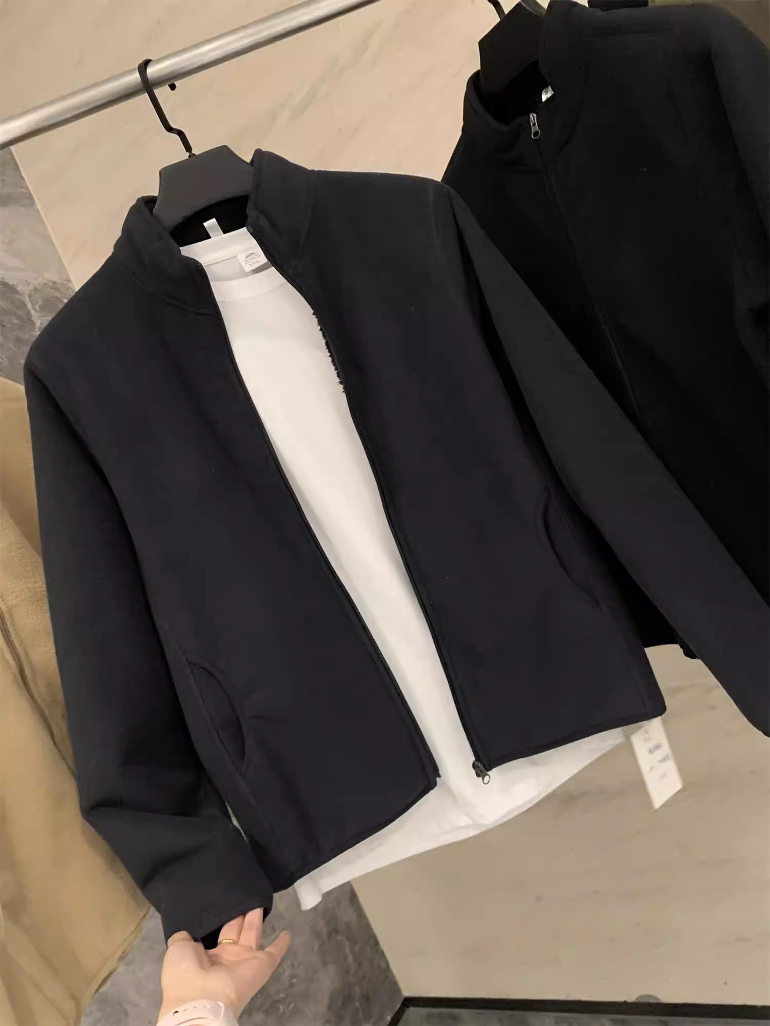 Don Quixote thật tuyệt vời! Lông cừu cực mềm + lông giả sherpa! Áo khoác cổ đứng dày dặn dành cho các cặp đôi trong mùa thu đông, rất hợp thời trang.