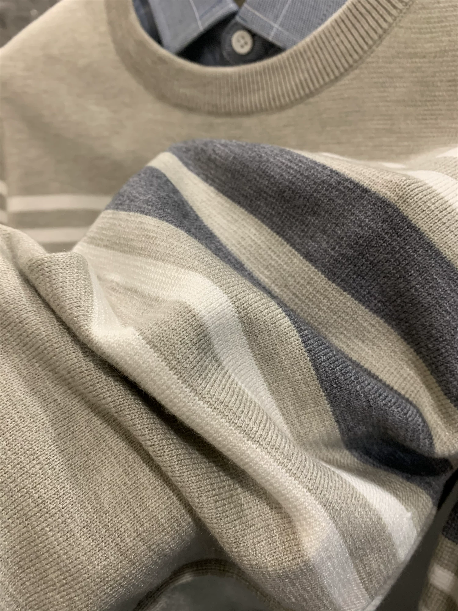 Don Quixote H là dòng sản phẩm giả hai mảnh! Sọc chia màu! Xu hướng áo len dệt kim có cổ áo sơ mi nam mùa thu đông.