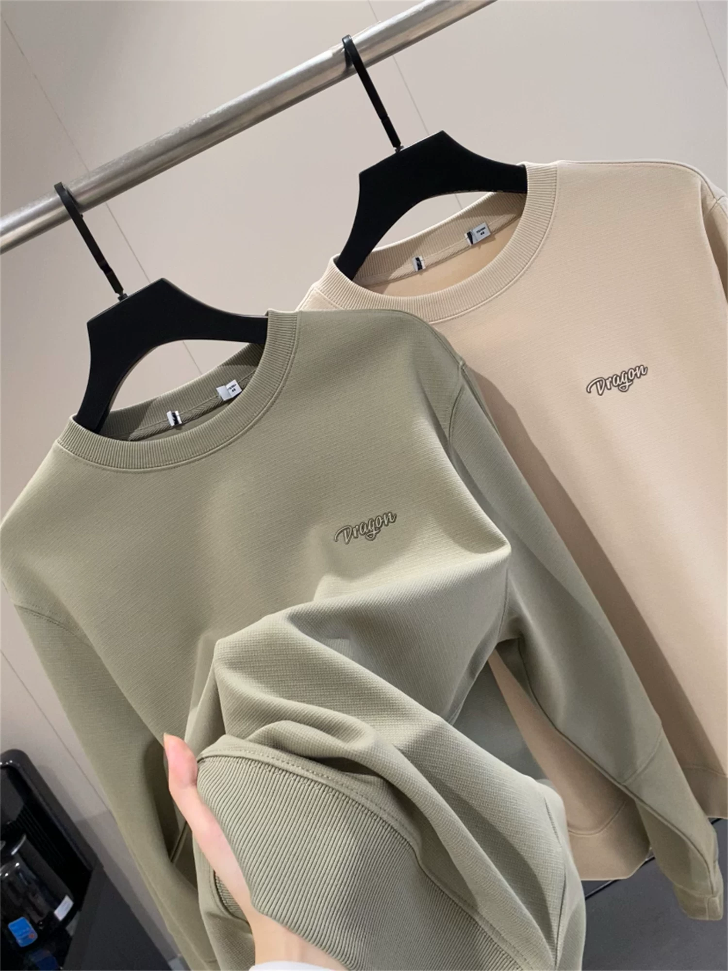 Don Quixote là một sản phẩm đơn giản và đa năng! Áo thun nam đơn giản, màu trơn, thân thiện với da, thoải mái, thoáng khí, cổ tròn, tay dài.