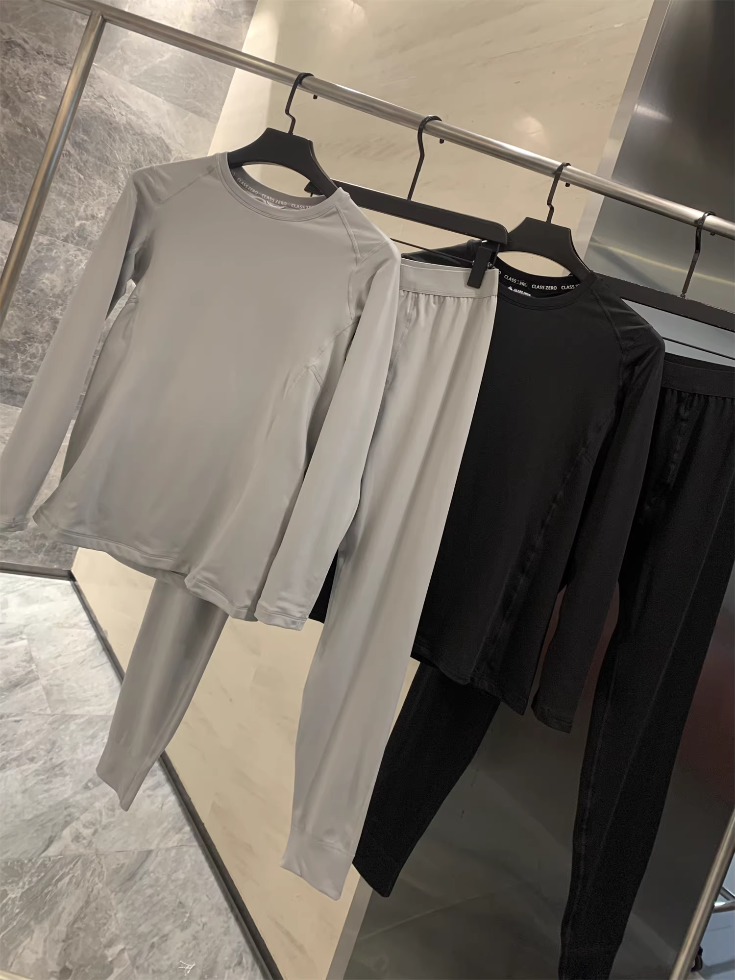 Don Quixote, là làn gió ấm áp đầu thu đầu tiên! Bộ áo thun cổ tròn màu trơn đa năng + quần ống lửng dành cho nam