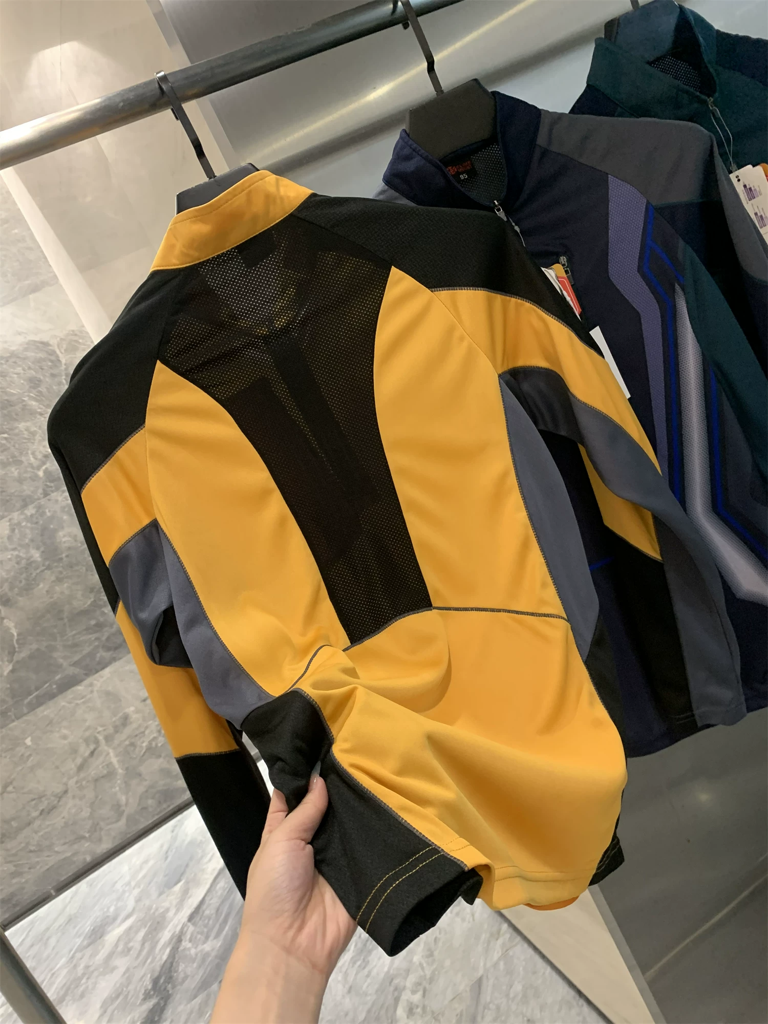 Don Quixote, hãy đến Hàn Quốc và đặt hàng! Sản phẩm tuyệt vời! Áo thể thao đạp xe nam cổ đứng nhỏ gọn, nhẹ, thoáng khí, thấm hút mồ hôi.