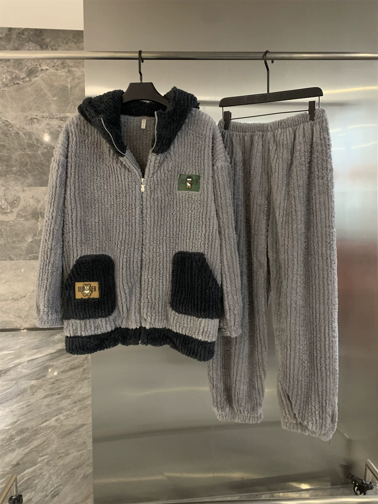 Don Quixote Sự Ấm Áp Của Mùa Đông! Bộ đồ ngủ mặc nhà bằng vải san hô mùa thu đông, bộ đồ ngủ dày dặn ấm áp dành cho nam giới.