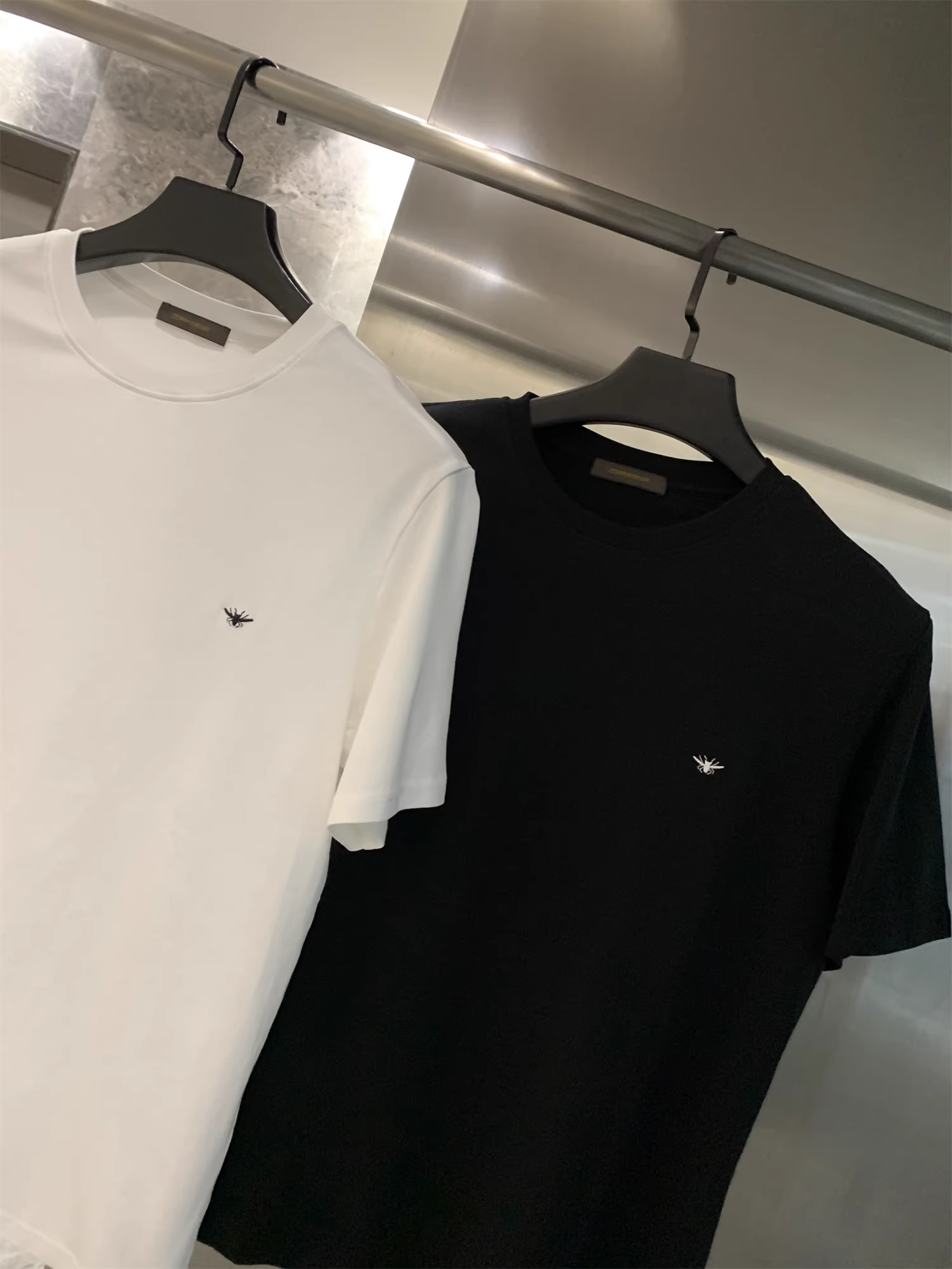 Don Quixote, chú ong thời trang nhỏ bé! Áo thun ngắn tay thêu họa tiết cổ điển mùa hè, thân thiện với da, đơn giản, giản dị, đa năng dành cho nam và nữ.