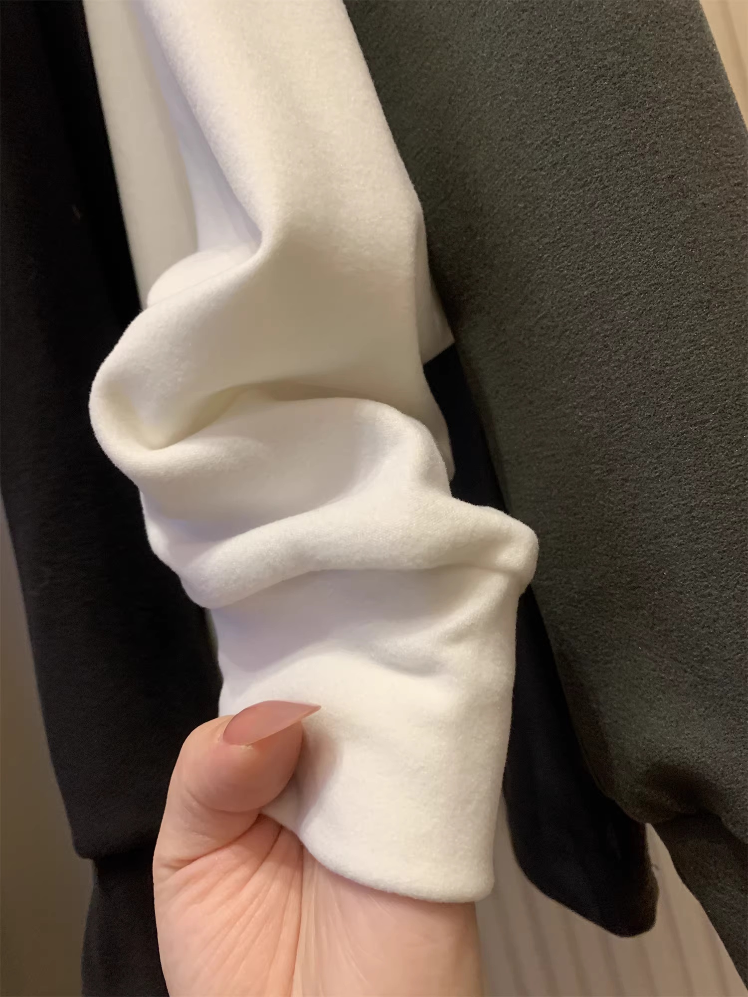 Don Quixote là món đồ cần thiết cho mùa Thu/Đông! Chất liệu vải nhung Đức hai mặt! Áo len nam mùa đông màu trơn cổ nửa cao.