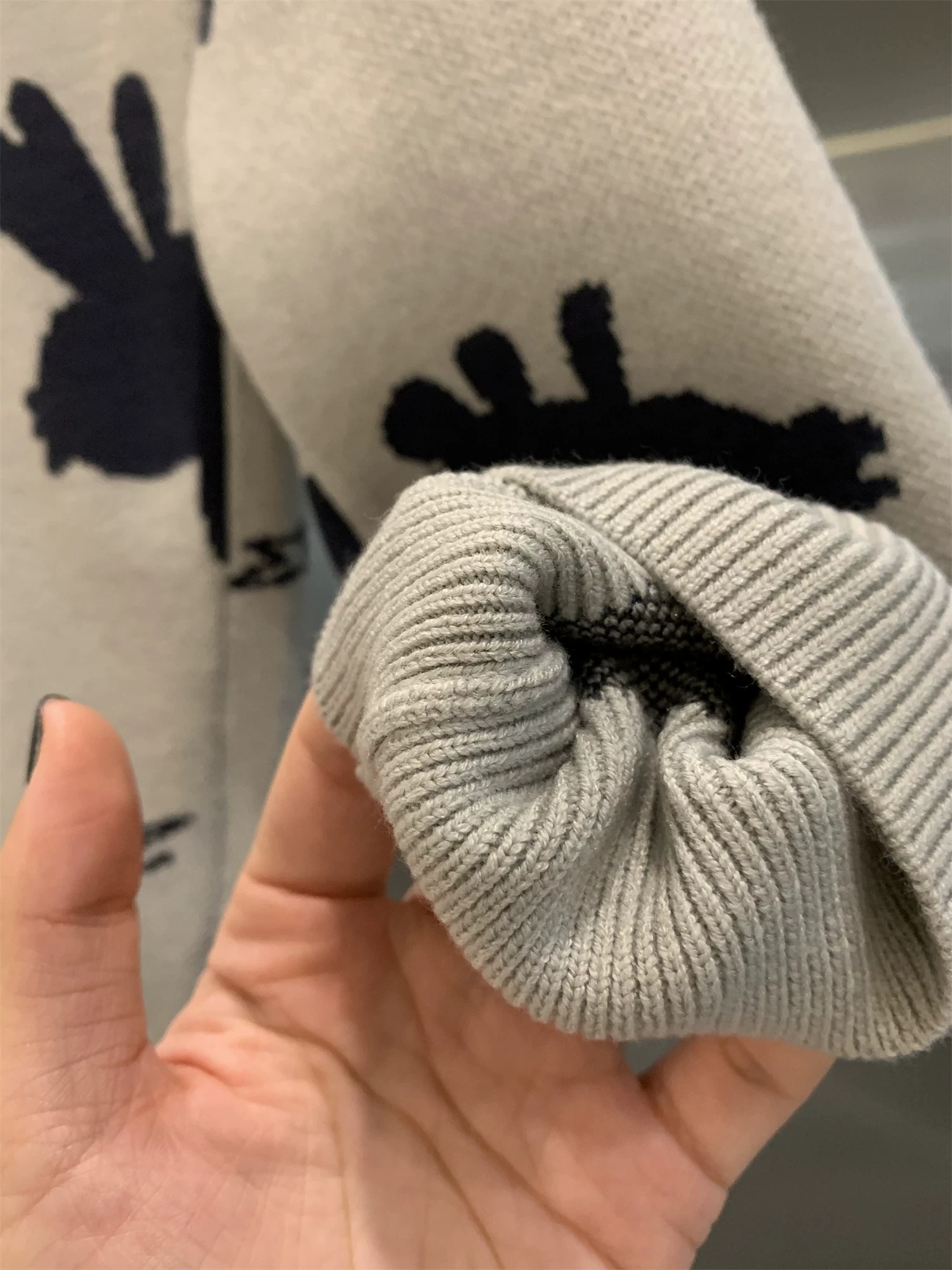 Thương hiệu Don Quixote H! Áo len dệt jacquard phối màu nổi bật! Chất liệu len pha! Áo len cổ tròn nam thời thượng mùa thu đông.