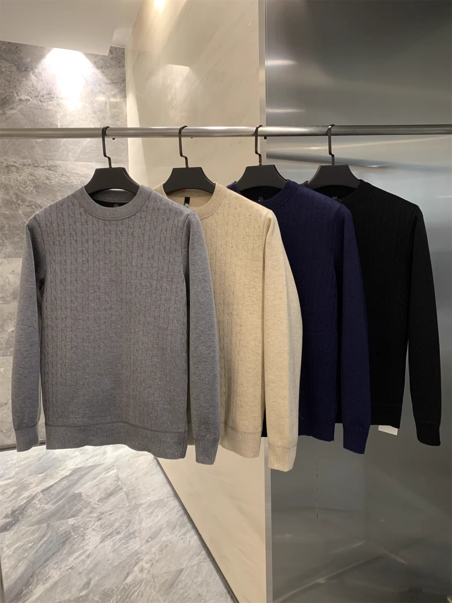 Don Quixote rất dày và mềm mại! Chất liệu jacquard có vân! Áo len dệt kim dày dặn, lót lông cừu giữ ấm mùa thu đông.