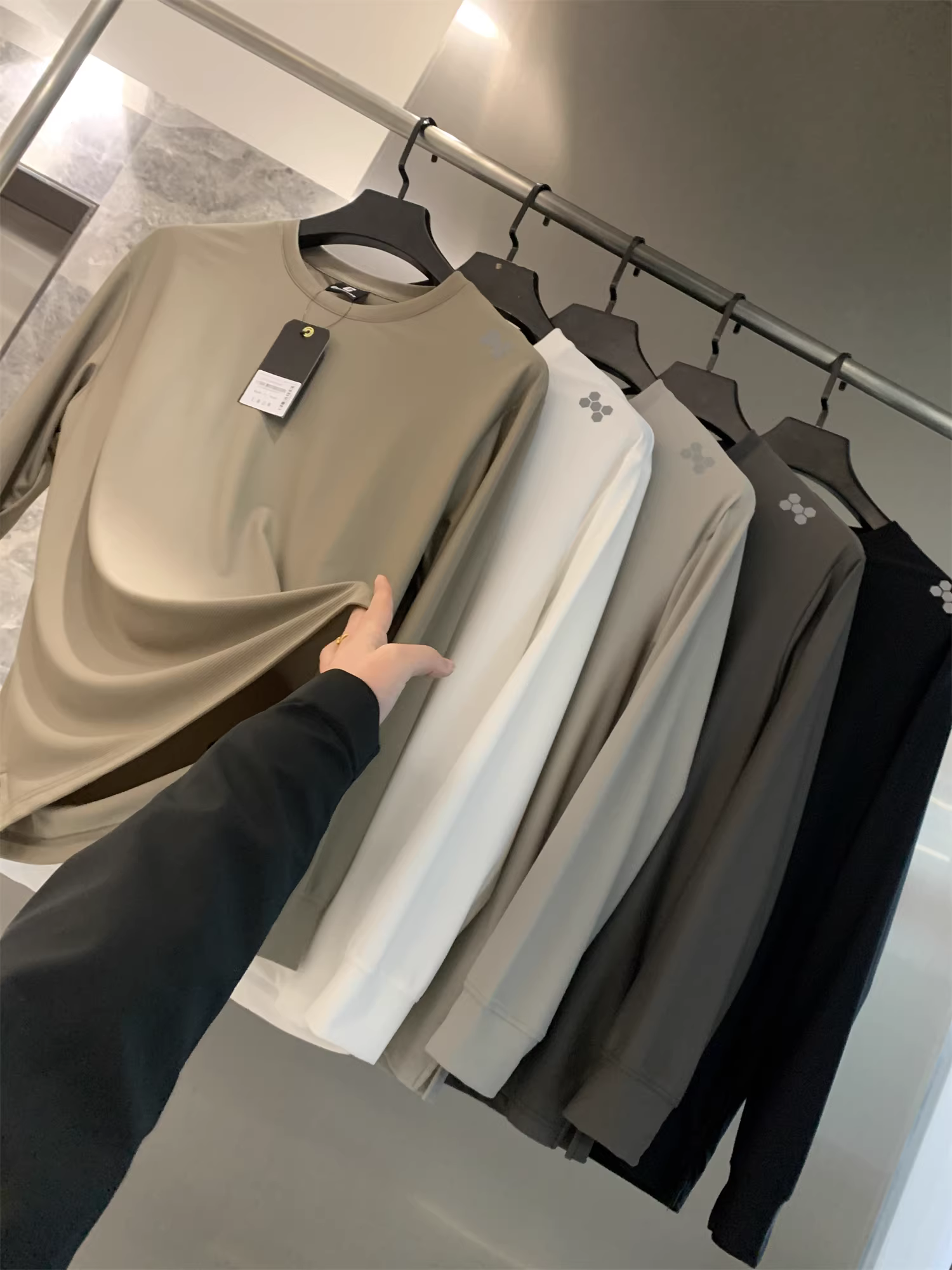 Dòng áo thun Don Quixote High Elastic Ice Silk! Áo thun cổ tròn chất liệu lưới mịn, thân thiện với da, thấm hút mồ hôi, thoáng khí, nhanh khô, co giãn cao.