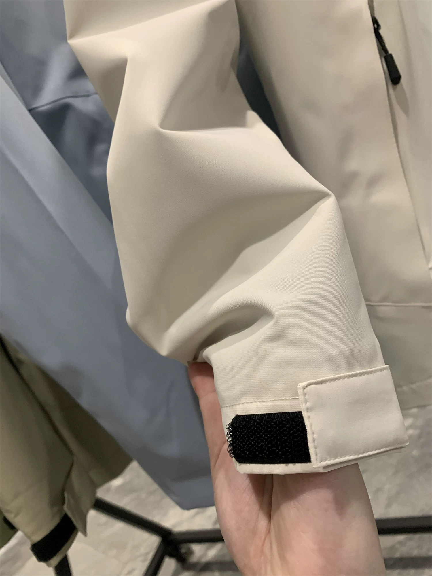 Don Quixote Bộ ba trong một dành cho ngoài trời! Bộ áo khoác hai mảnh có mũ trùm đầu, chống gió và chống nước cho mùa thu đông dành cho nam và nữ, kiểu dáng thời thượng.