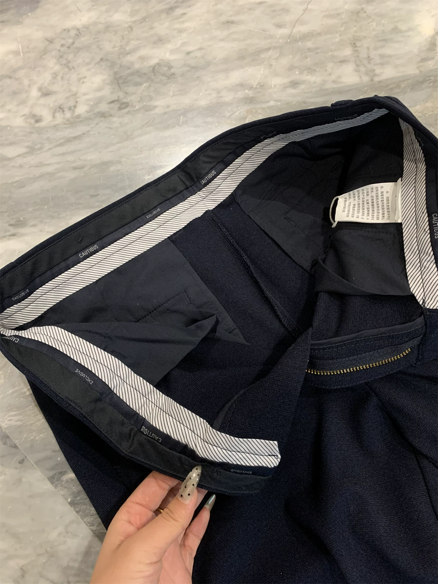 Don Quixote Haijia! Rất phong cách và ngầu! Quần âu thẳng ống đứng dày dặn và ấm áp dành cho nam giới trong mùa xuân, mùa thu và mùa đông.