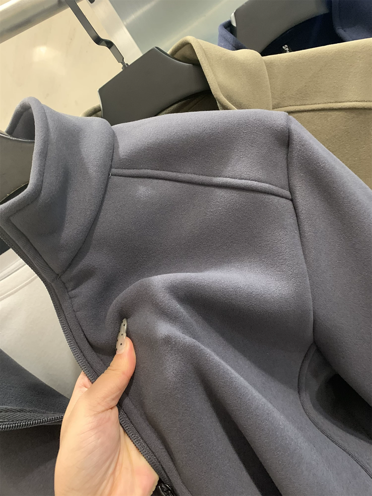 Công nghệ lông cừu hai mặt ngoài trời Don Quixote! Túi được may kín! Áo khoác cổ đứng mùa thu đông ấm áp và thân thiện với làn da.