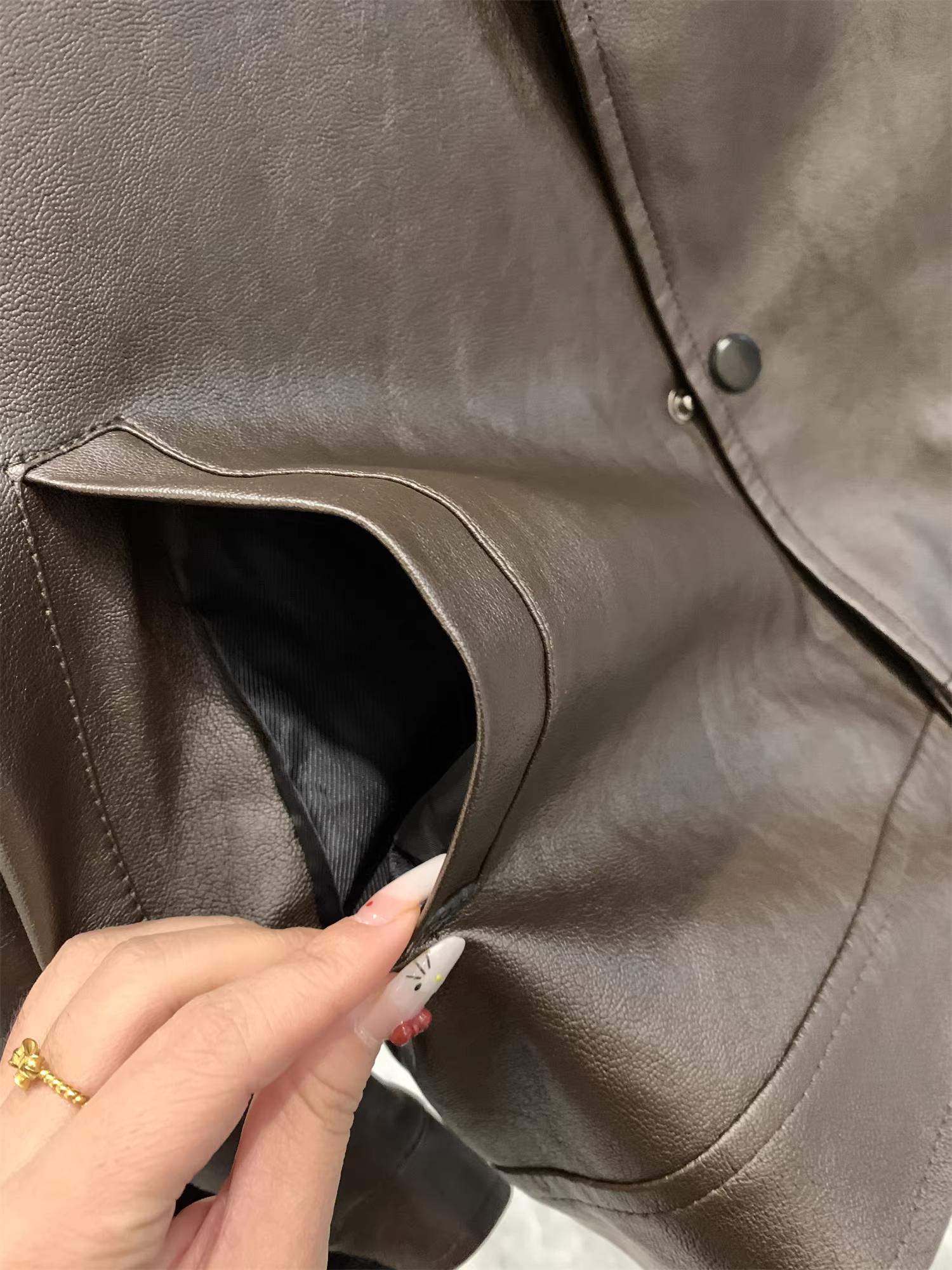 Don Quixote là một chàng trai ngầu theo phong cách Mỹ! Da PU đã qua xử lý! Áo khoác da chức năng ấm áp, lót lông cừu cổ điển.