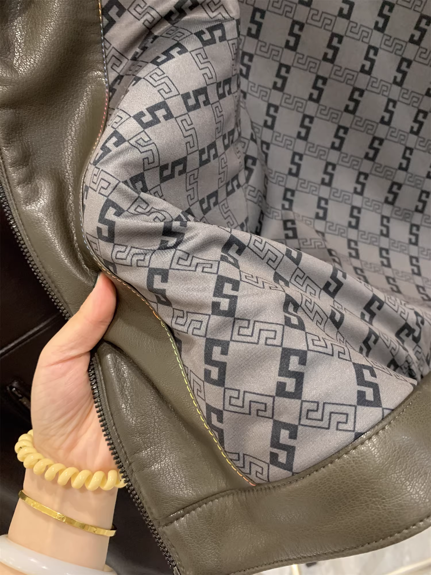 Don Quixote Gao Duan Jingkou chất liệu da PU! Kiểu dáng thời trang và rộng rãi! Áo khoác da chức năng cổ đứng nhỏ gọn mùa thu dành cho nam.