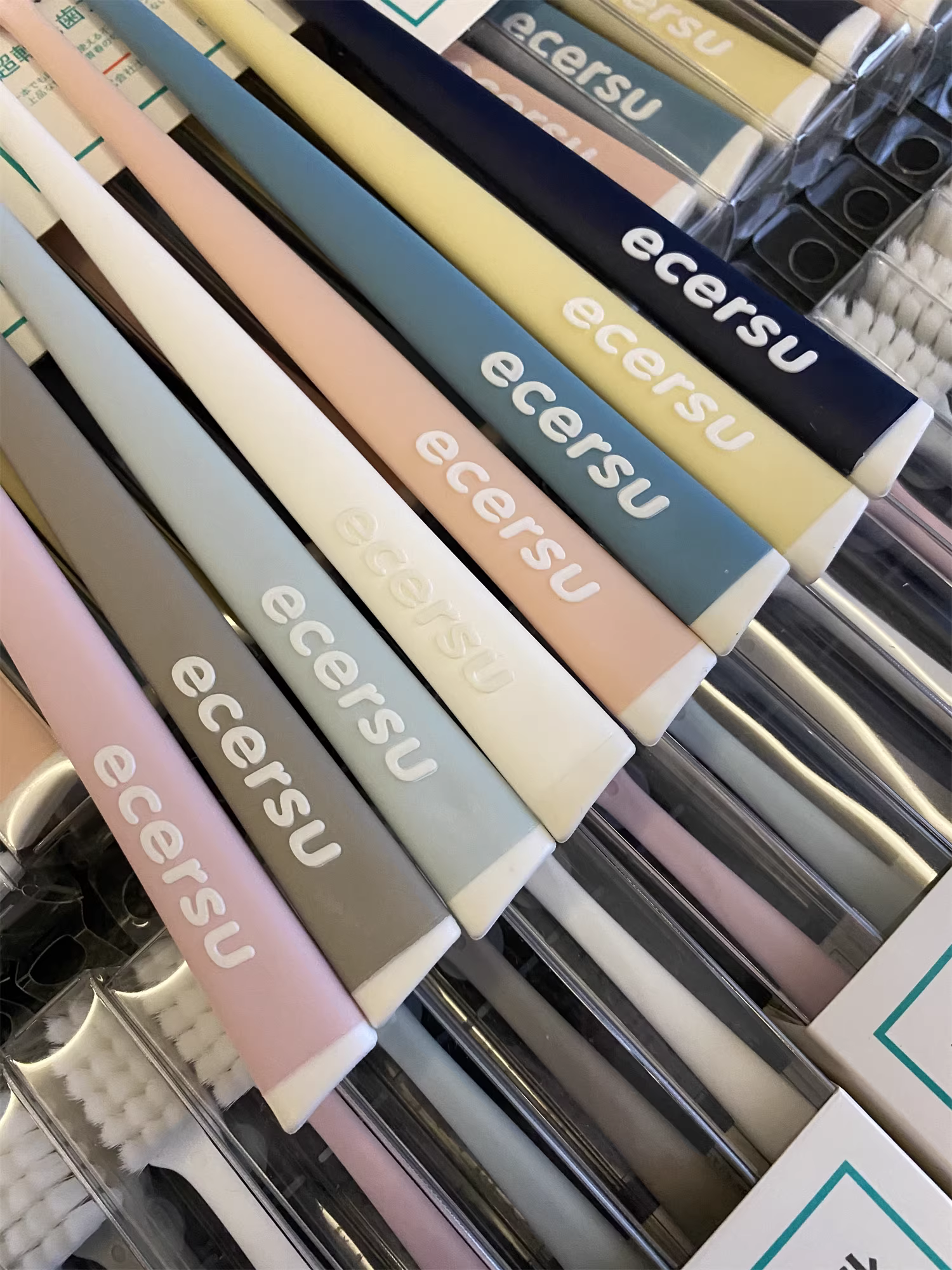 Đặc biệt của Đảo Don Quixote! Hộp gồm 4 bàn chải đánh răng lông mềm dành cho người lớn với lông bàn chải mềm mại mật độ cao và bàn chải đánh răng hoạt hình dành cho trẻ em.