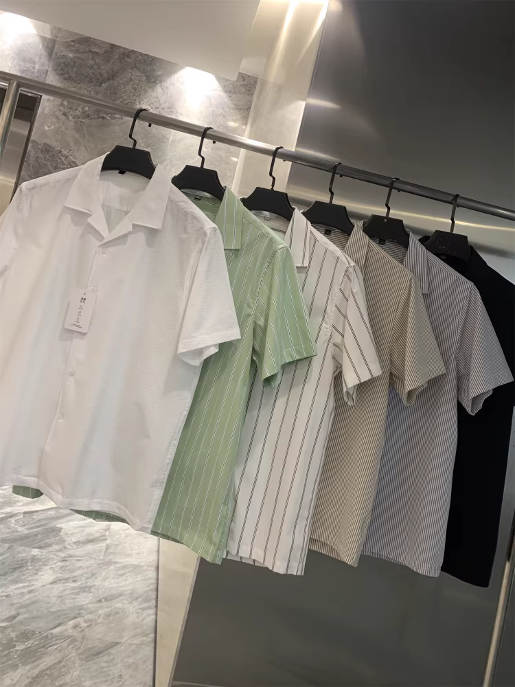 Don Quixote có một phong cách tuyệt vời! Áo sơ mi nam mùa hè cổ Cuba tay ngắn, chất liệu sọc dọc/có vân, kiểu dáng thời thượng.