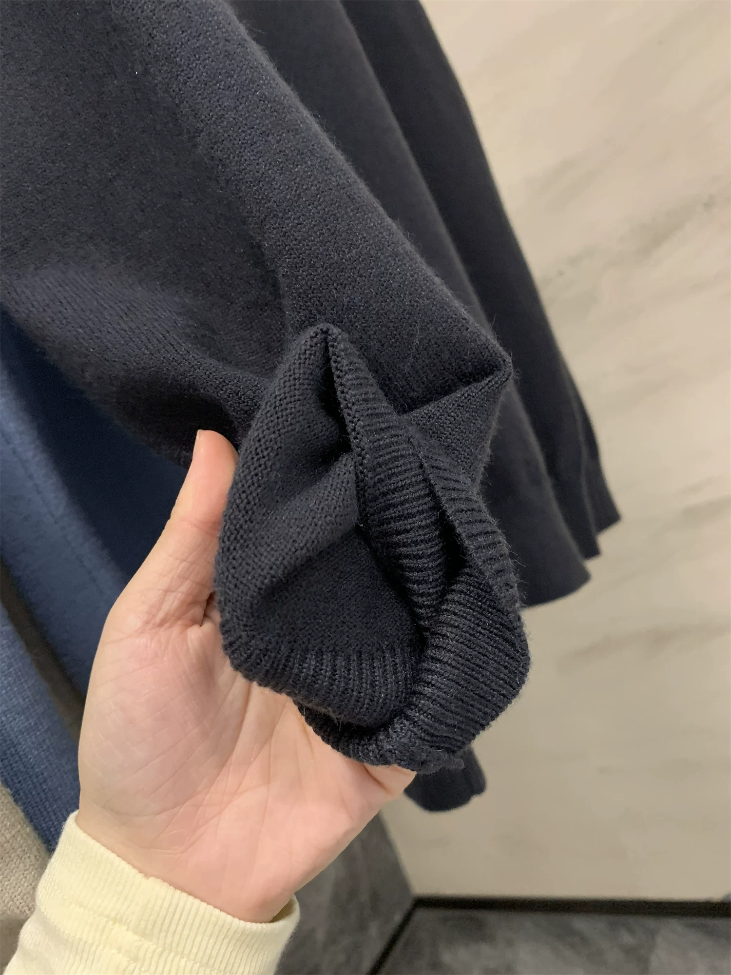 Đơn đặt hàng của công ty Don Quixote ODM! Kết hợp chất liệu! Áo len dệt kim màu trơn đa năng, phong cách thu đông dành cho nam.