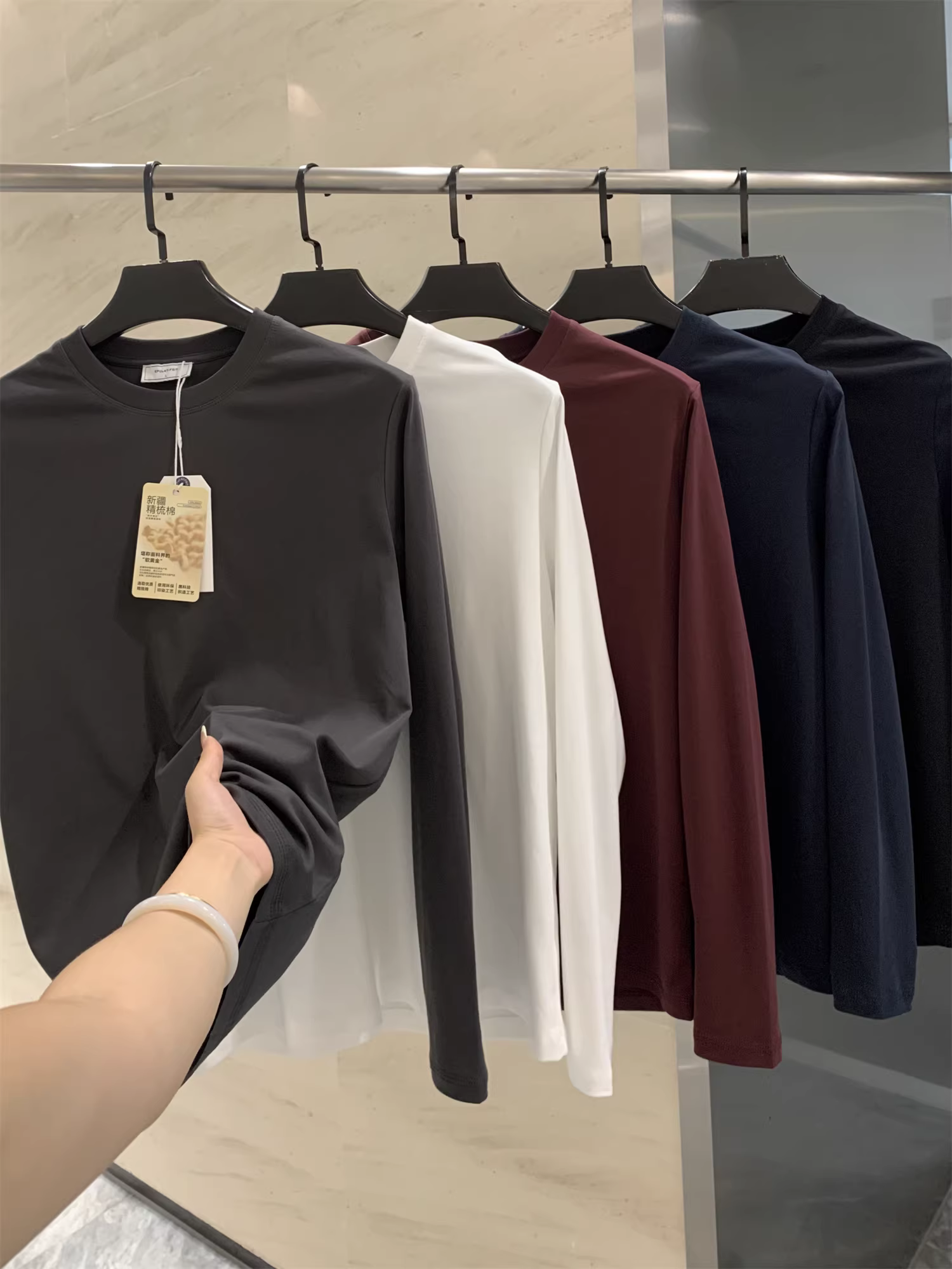 Don Quixote là món đồ đa năng nhất! Thấm hút mồ hôi và thoáng khí! Áo thun nam tay dài cổ tròn màu trơn chất liệu dày dặn, kiểu dáng đơn giản.