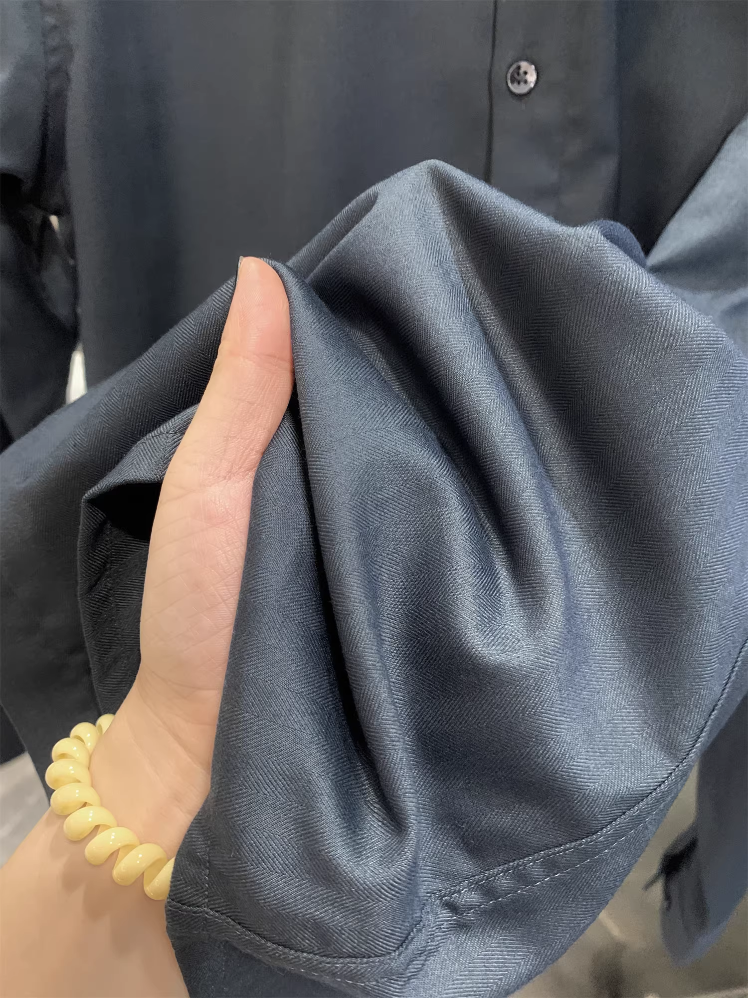 Hàng hiệu Don Quixote H! Kết cấu mềm mại như lụa! Áo sơ mi nam chất liệu lông cừu dày dặn, màu trơn, đa năng, phong cách thường ngày.