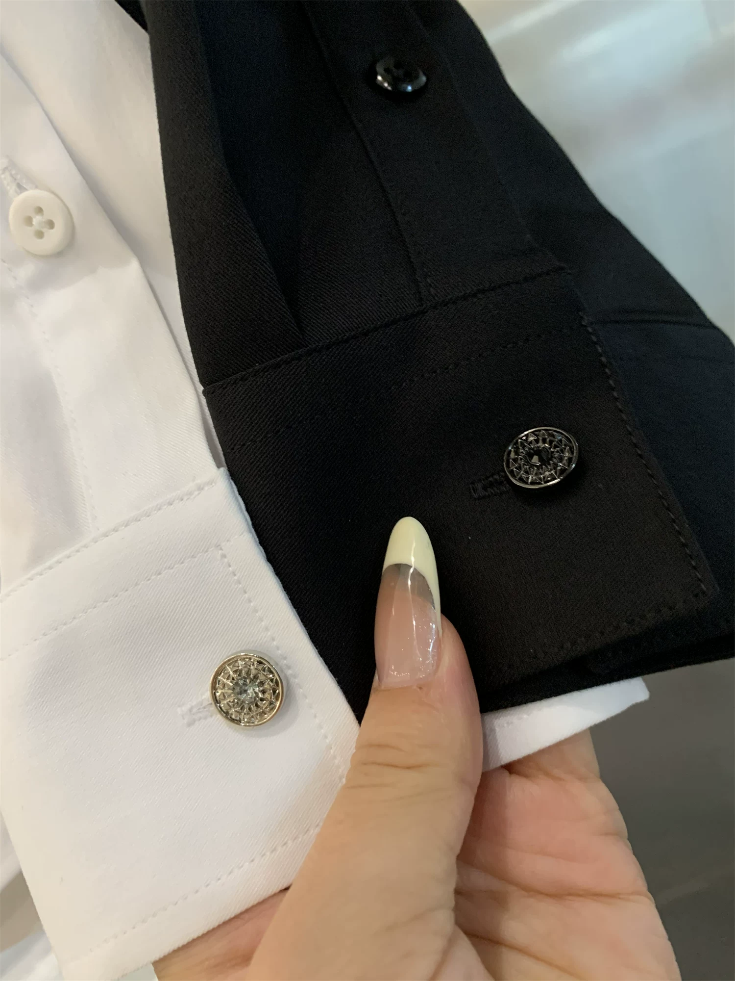 Ưu điểm của bộ sưu tập du lịch Don Quixote! Đơn giản đen trắng! Xu hướng áo sơ mi dài tay nam mùa hè màu trơn đơn giản.