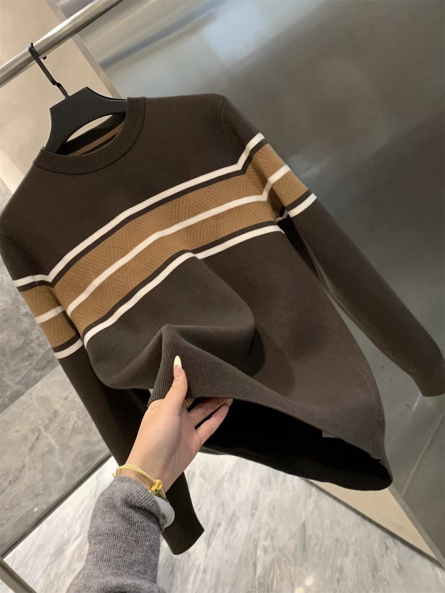 Phong cách Don Quixote! Áo len dệt kim cổ tròn dày dặn, ấm áp, lót lông cừu, phối màu sọc chéo dành cho nam mùa thu đông.