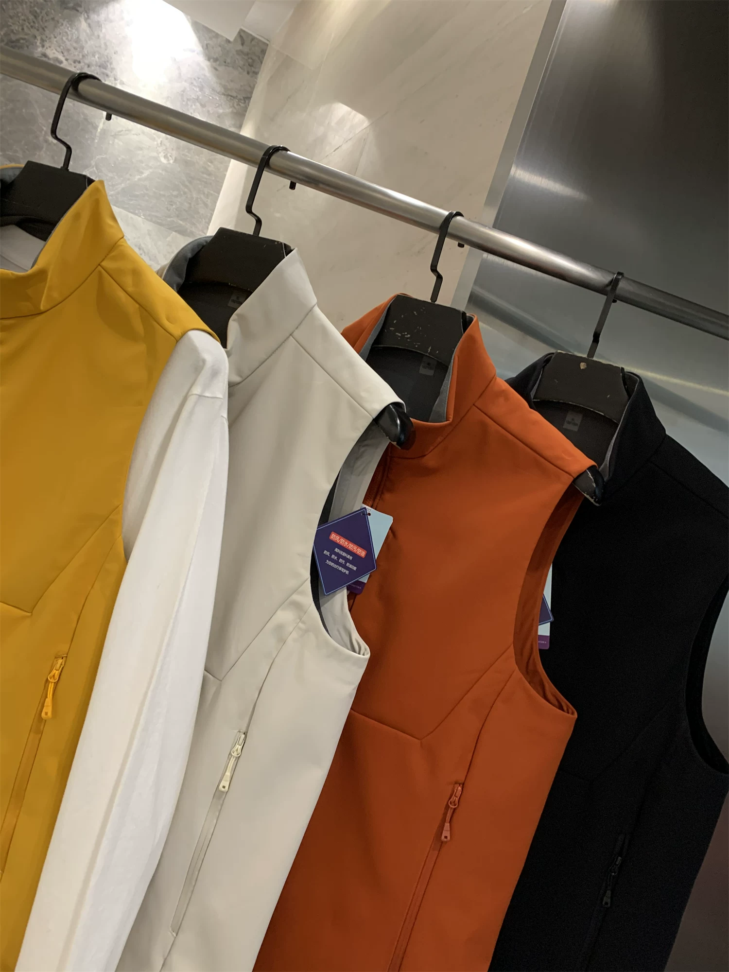 Don Quixote may vá các đường may bằng băng chống thấm nước! Lớp lót lông cừu ấm áp! Áo khoác vest cổ đứng ấm áp và thoáng khí hợp thời trang